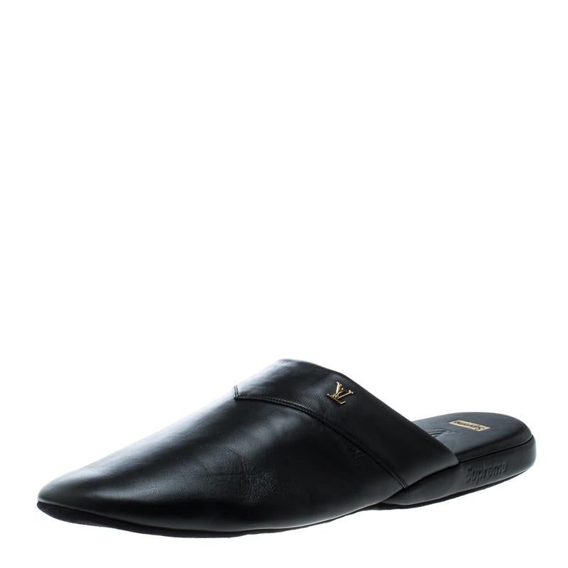 To perfectly complement your casual attires, Louis Vuitton brings you this pair of Hugh slippers that speak nothing but high style. They've been crafted from leather and designed with round toes and their logo in gold-tone on the uppers. The