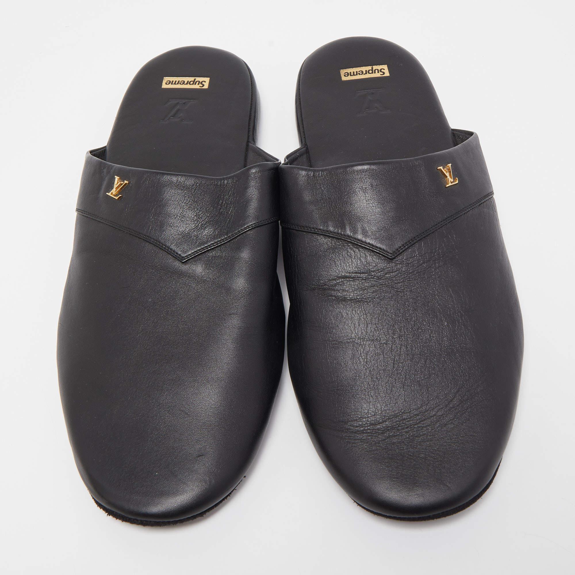 To perfectly complement your casual attires, Louis Vuitton brings you this pair of Hugh slippers that speak nothing but high style. They've been crafted from leather and designed with round toes and their logo in gold-tone on the uppers. The