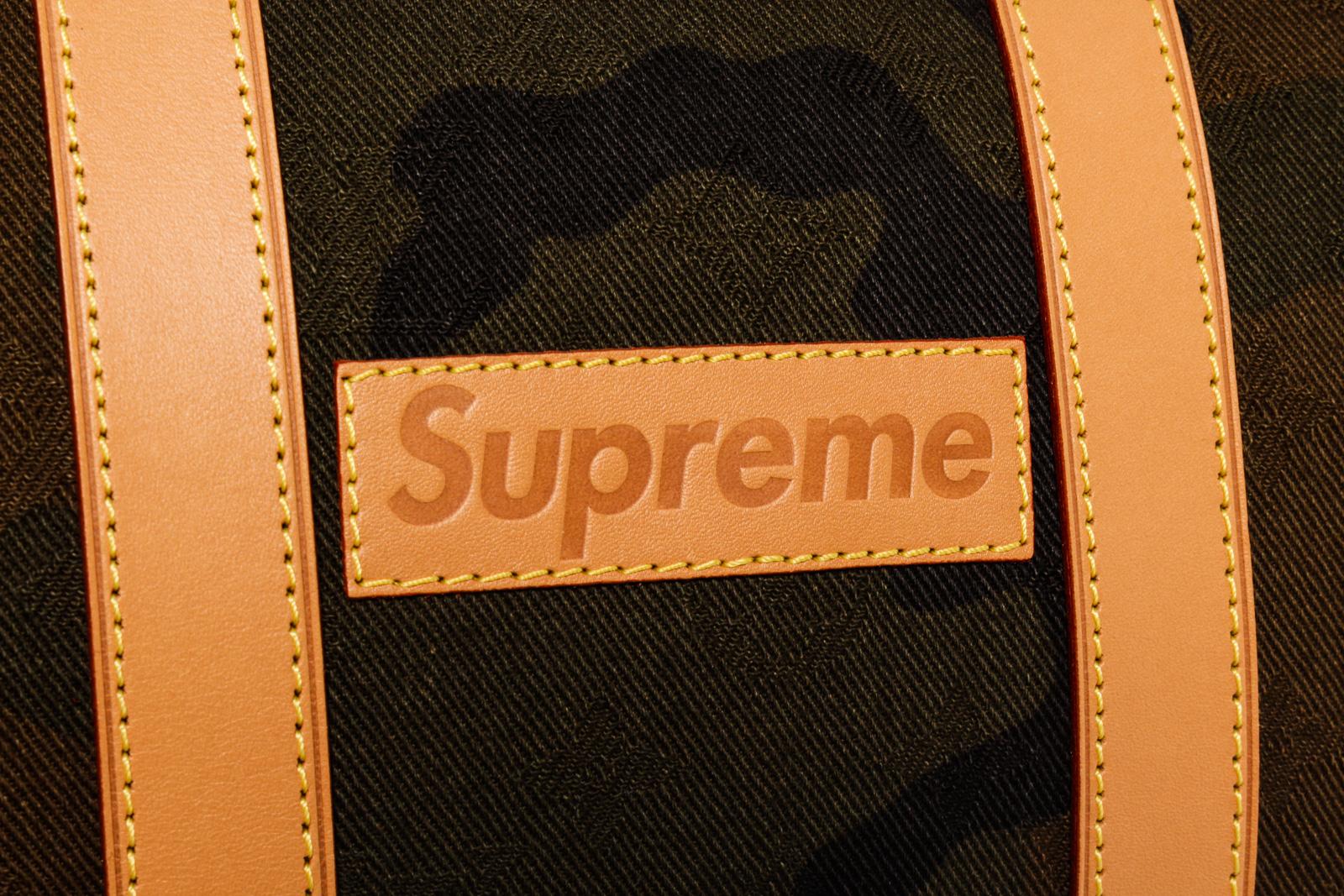 Louis Vuitton x Supreme Green Camo Canvas Keepall Bandouliere 45 cm Duffle Bag In Good Condition In Irvine, CA