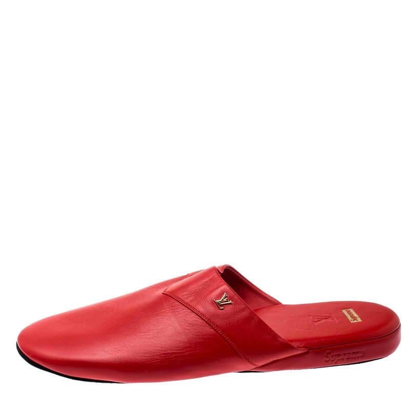 These Louis Vuitton x Supreme Hugh slippers speak nothing but high style. They've been crafted from red leather and designed with round toes and the LV logo in gold-tone on the uppers. The slippers are easy to slip into and they are just the right