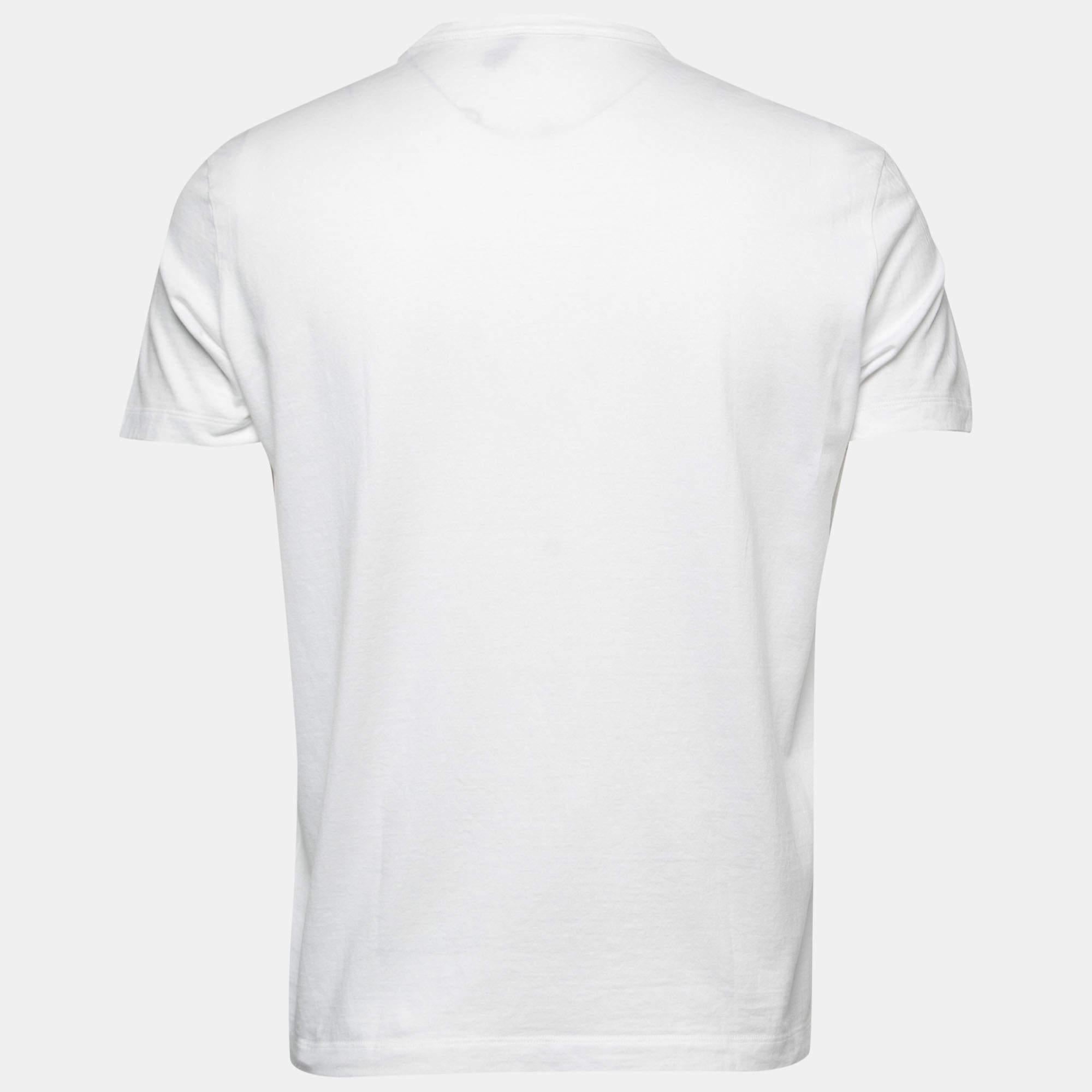 Get the style you desire as well as the comfort you need with this short-sleeve T-shirt from Louis Vuitton X Supreme. Made from quality cotton, the white T-shirt is added with a round neckline, short sleeves, and a signature print signifying both