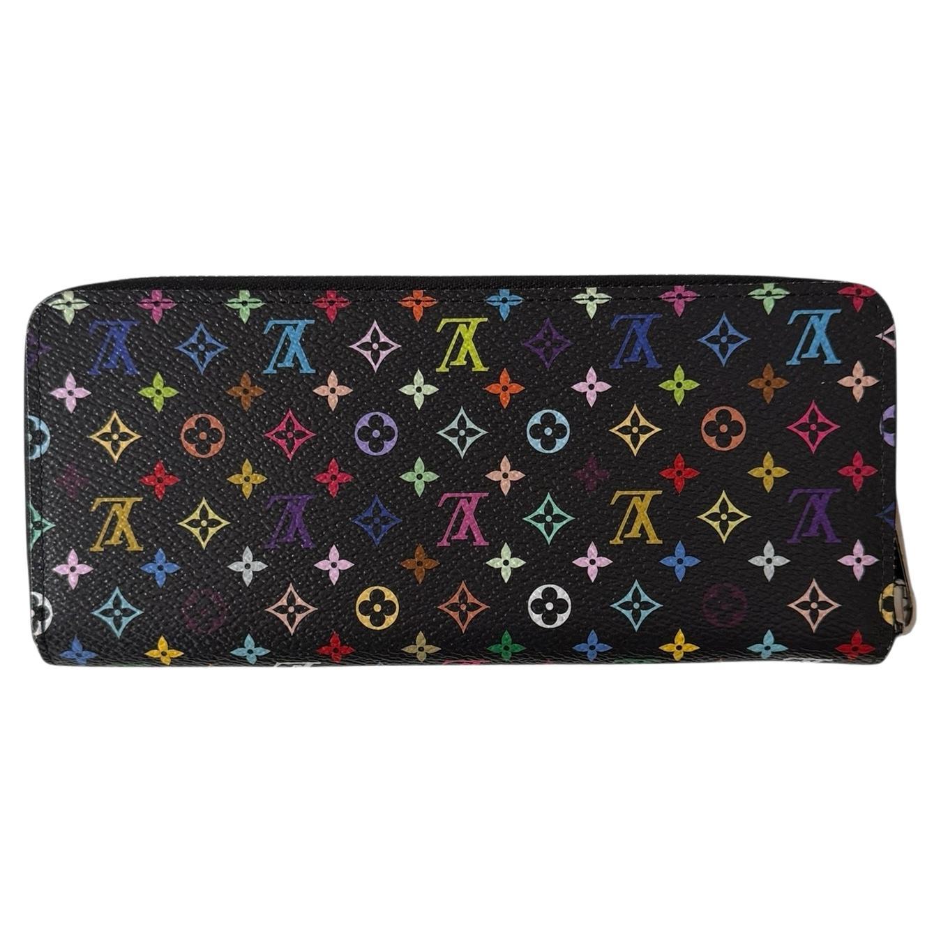 Louis Vuitton x Takashi Murakami 2025 Schwarz Multicolor Monogram Clemence Geldbörse

Hergestellt in: Frankreich
Produktionsjahr: 2025
Hardware: Silvertone
MATERIALIEN: Beschichtetes Segeltuch und Rindsleder
Innenfutter: Rindsleder
Verschluss: