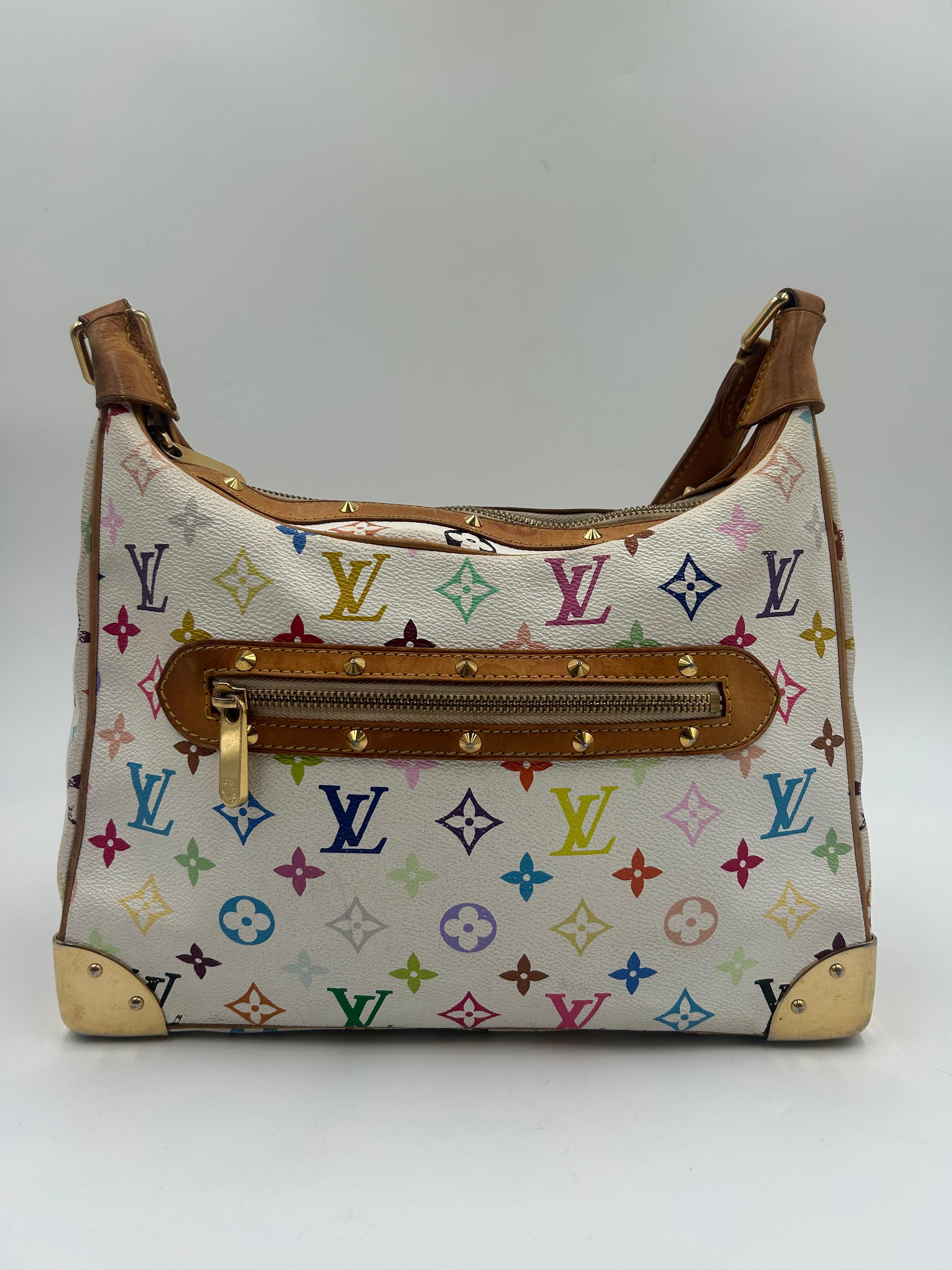 Louis Vuitton x  Borsa a tracolla Takashi Murakami Boulogne. La borsa a tracolla Boulogne di Louis Vuitton x Takashi Murakami è un pezzo forte che fonde perfettamente il lusso classico con un vibrante tocco pop-art. Realizzata in tela Monogram Louis