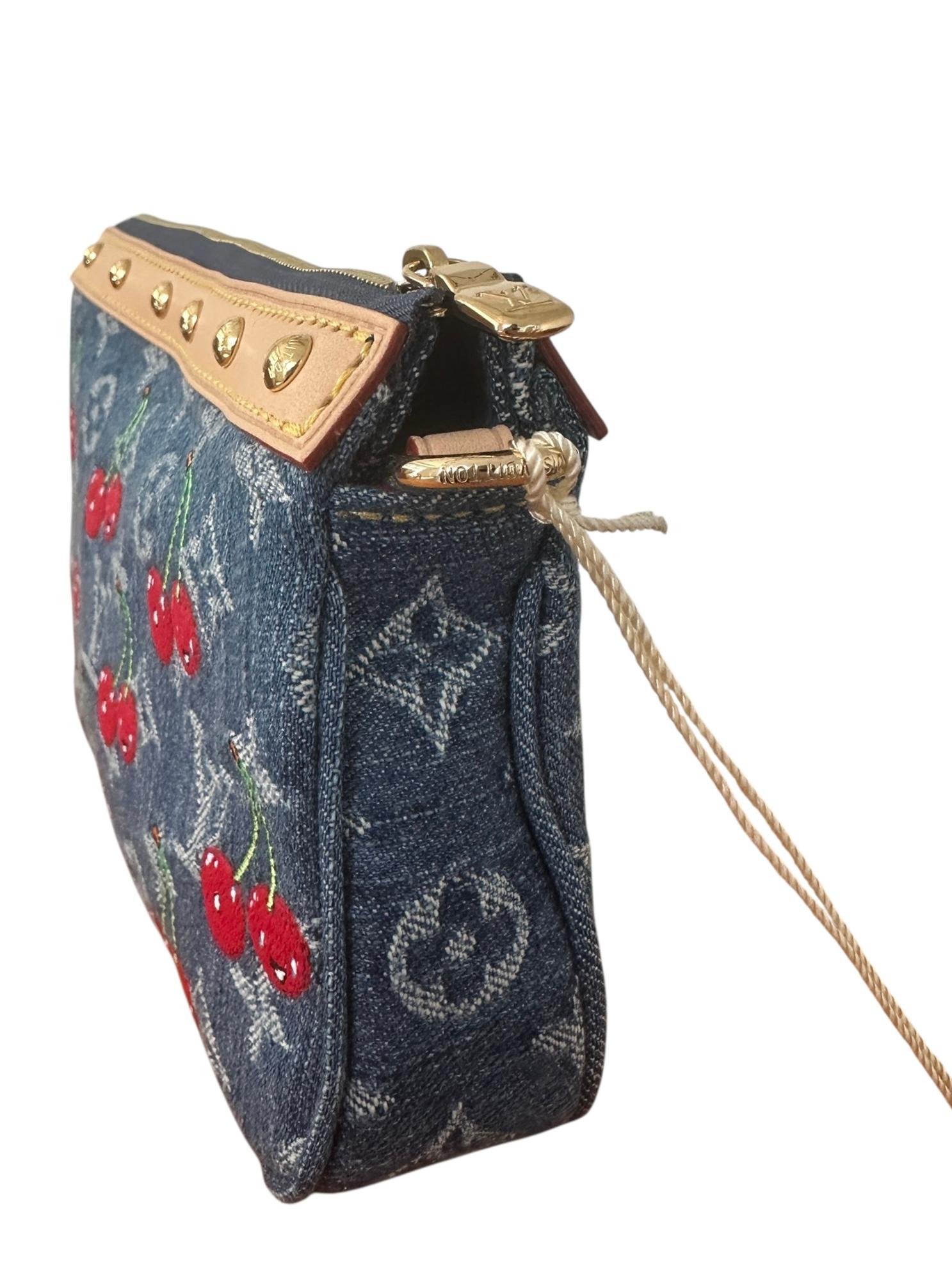 Louis Vuitton X Takashi Murakami Pochette Cereza Accesorios Monograma Denim Oro en venta 5