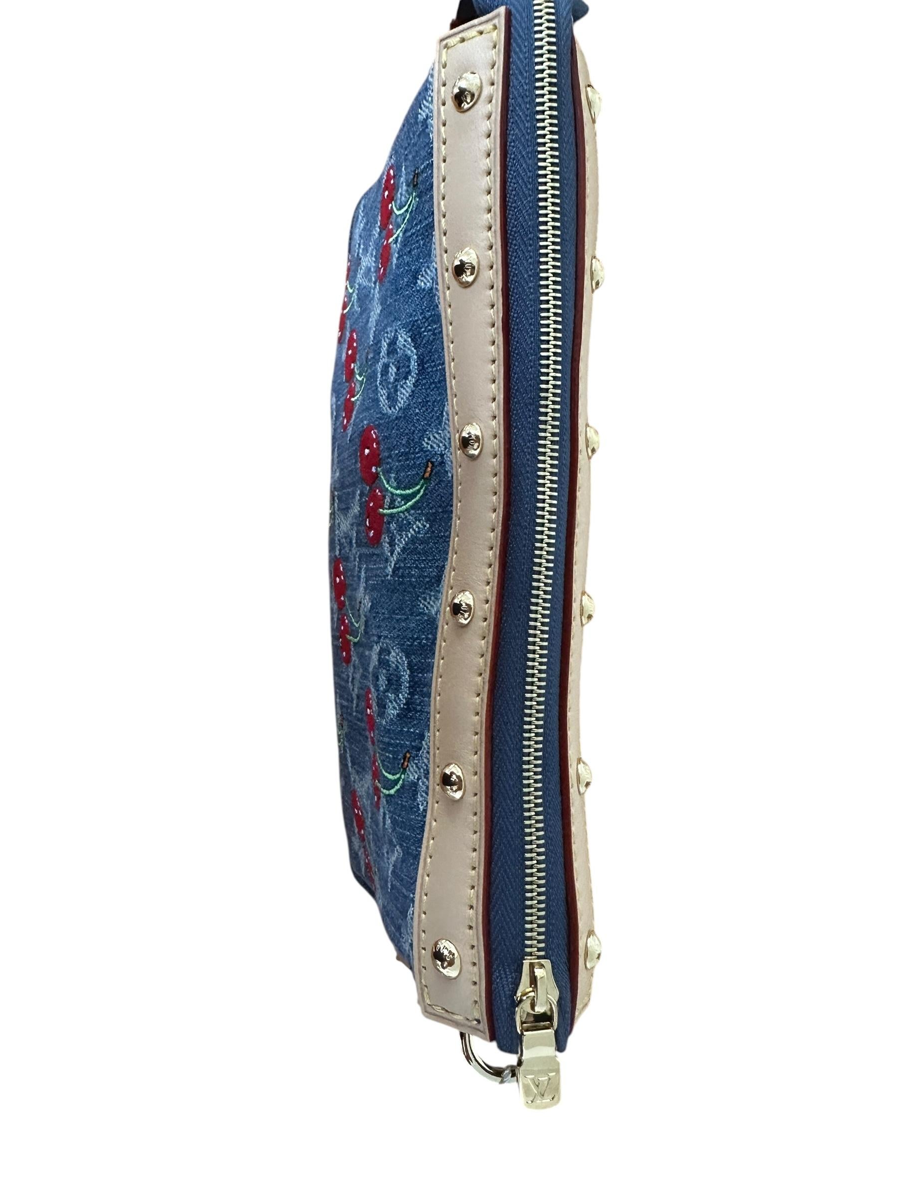 Louis Vuitton X Takashi Murakami Pochette Cereza Accesorios Monograma Denim Oro en venta 6