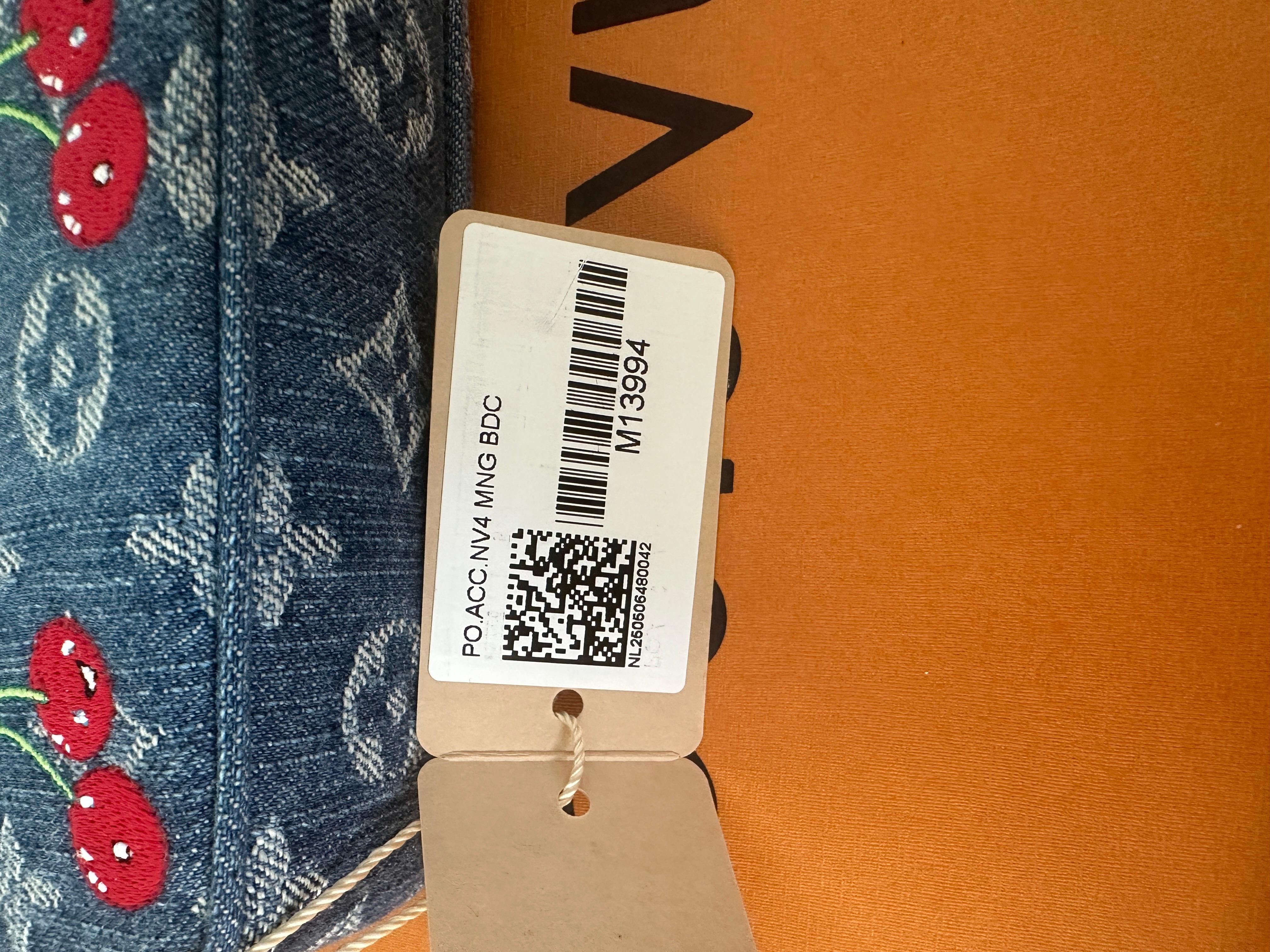 Louis Vuitton X Takashi Murakami Pochette Cereza Accesorios Monograma Denim Oro en venta 7