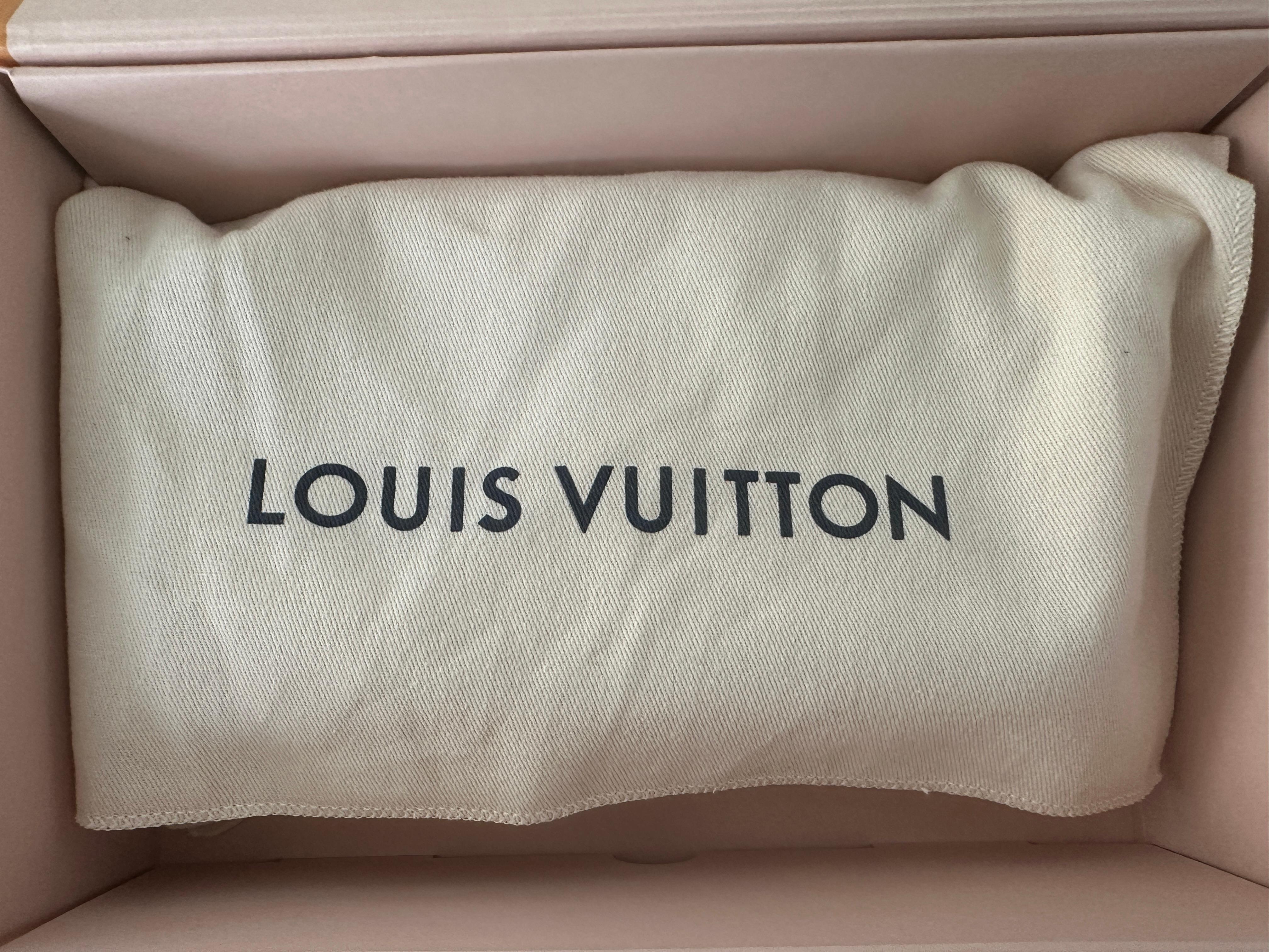 Este accesorio Pochette 2025 Reedición 2025 Louis Vuitton X Takashi Murakami Cerises (Cereza) es de color azul monograma demim con herrajes dorados, tiene un ribete de piel de vacuno, cierre de cremallera, pespuntes amarillos en contraste, una