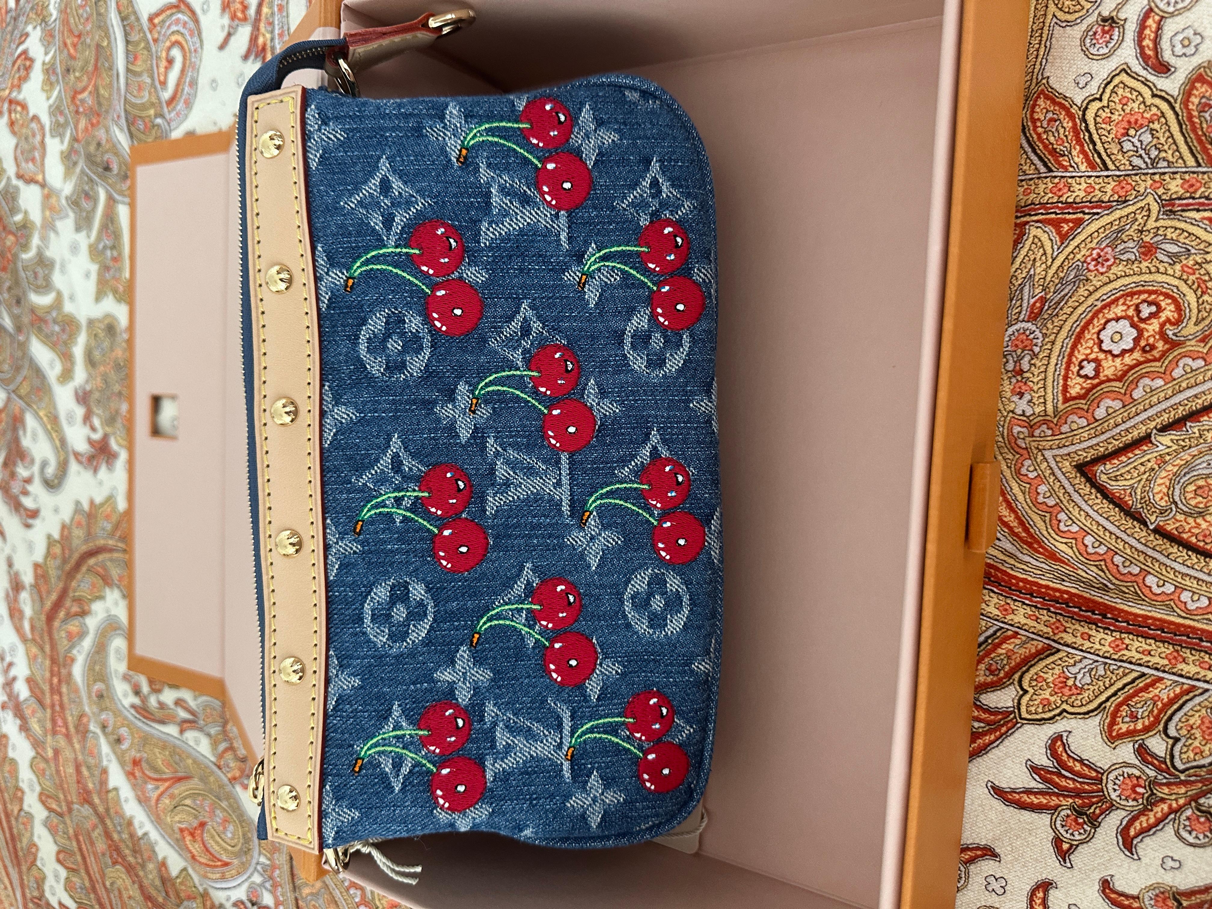 Louis Vuitton X Takashi Murakami Pochette Cereza Accesorios Monograma Denim Oro Gris en venta