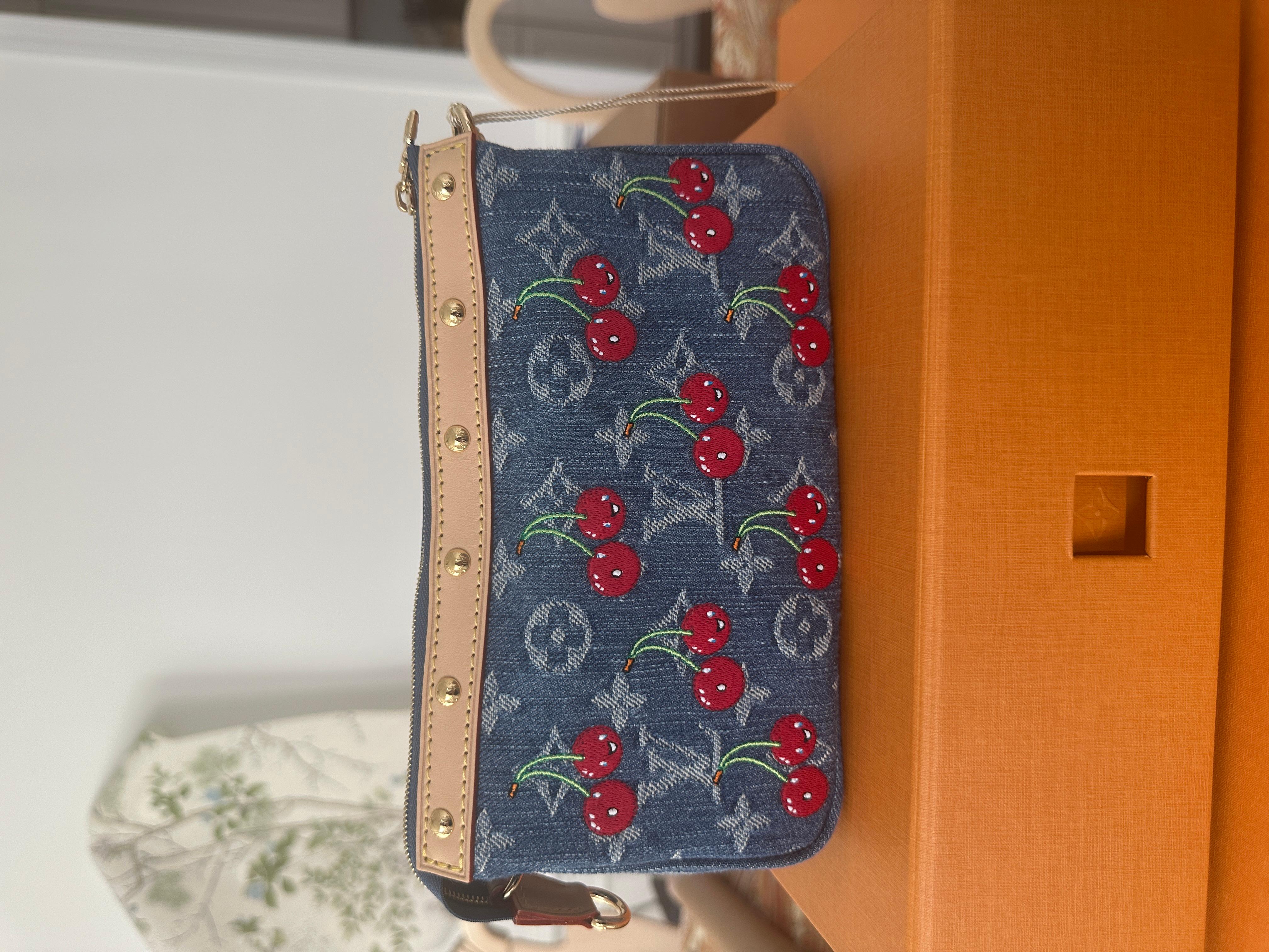 Femenino o masculino Louis Vuitton X Takashi Murakami Pochette Cereza Accesorios Monograma Denim Oro en venta