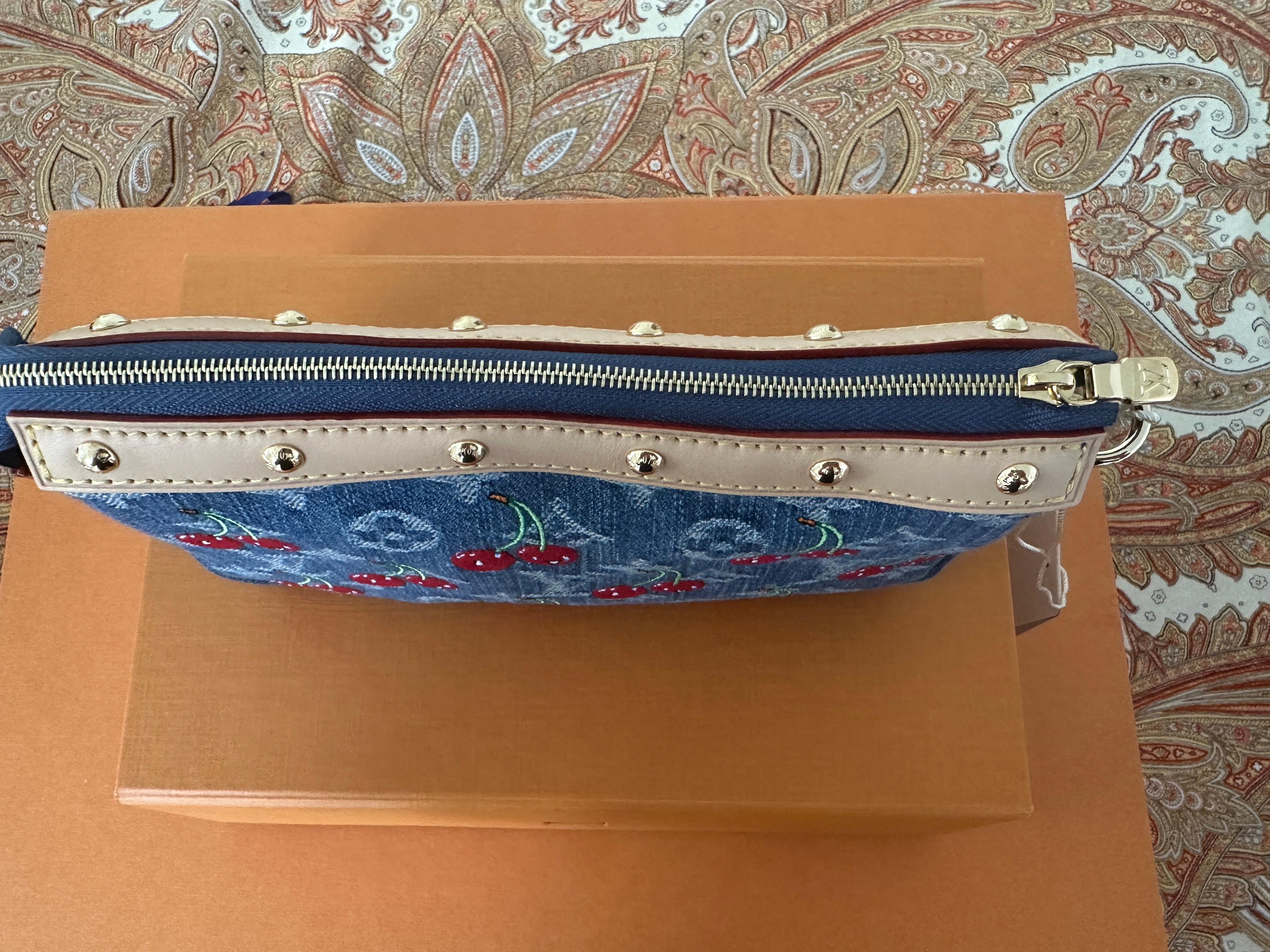 Louis Vuitton X Takashi Murakami Pochette Cereza Accesorios Monograma Denim Oro en venta 1