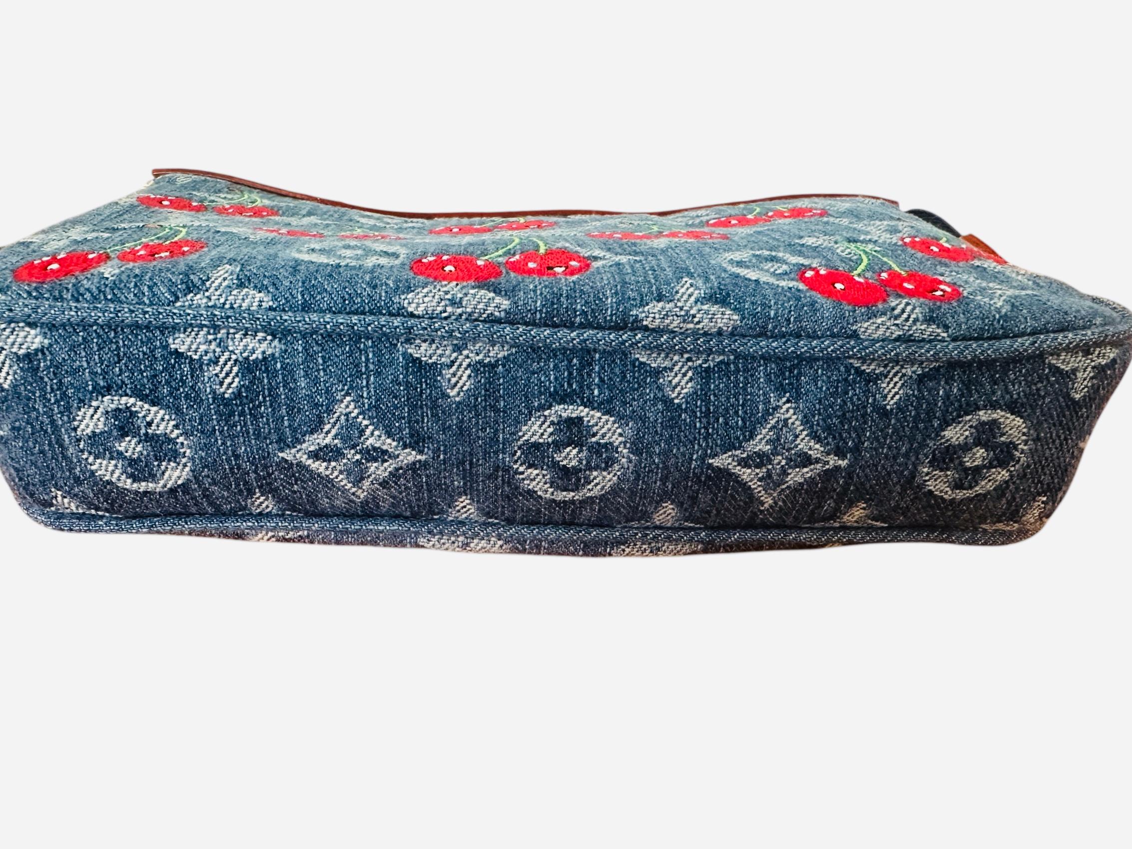 Louis Vuitton X Takashi Murakami Pochette Cereza Accesorios Monograma Denim Oro en venta 3