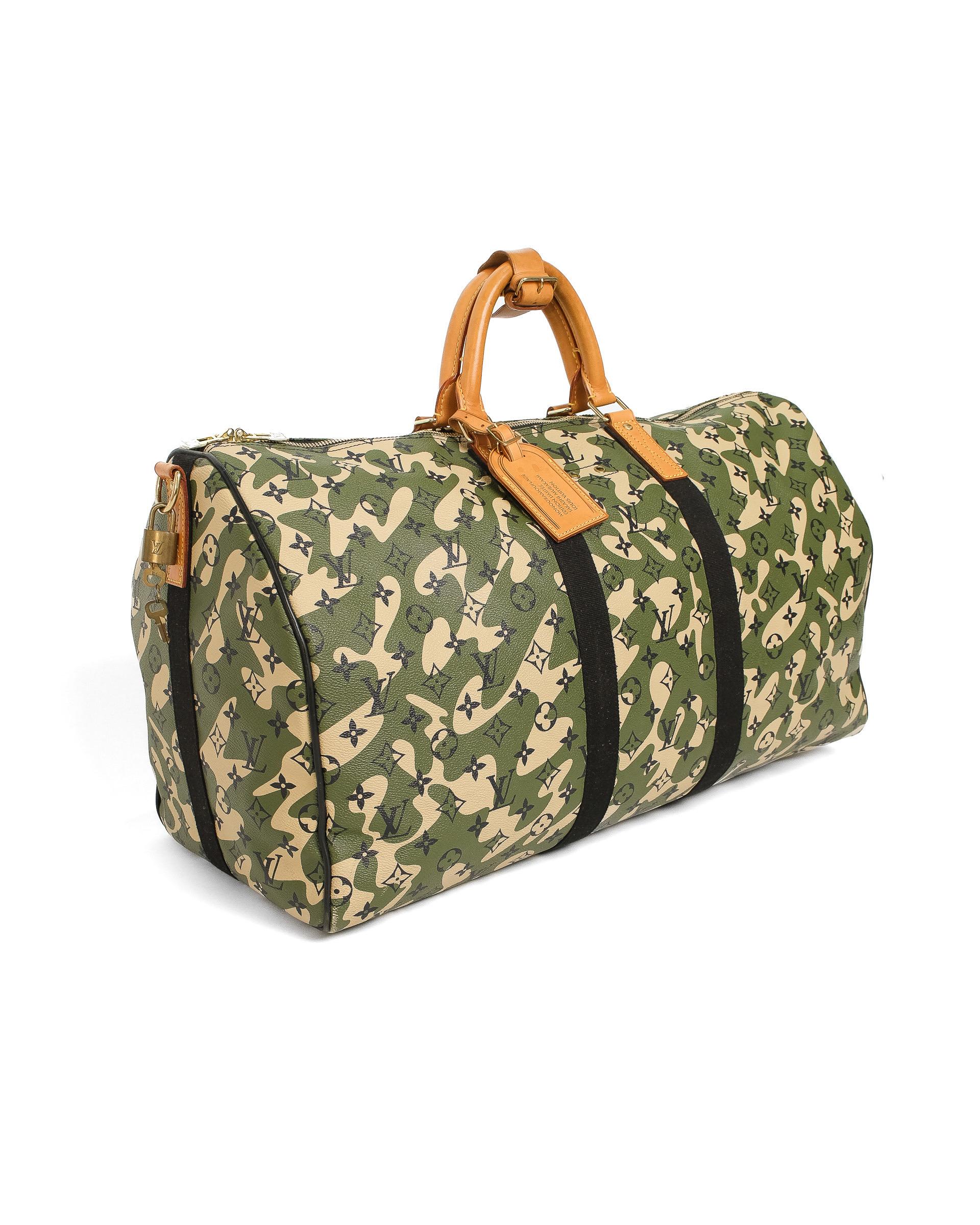 Borsa da viaggio firmata Louis Vuitton, modello Keepall Bandoulière, misura 55, in edizione limitata in collaborazione con Takashi Murakami, linea Camouflage. Realizzato in tela a fantasia militare logata, con inserti in tela nera e vacchetta.