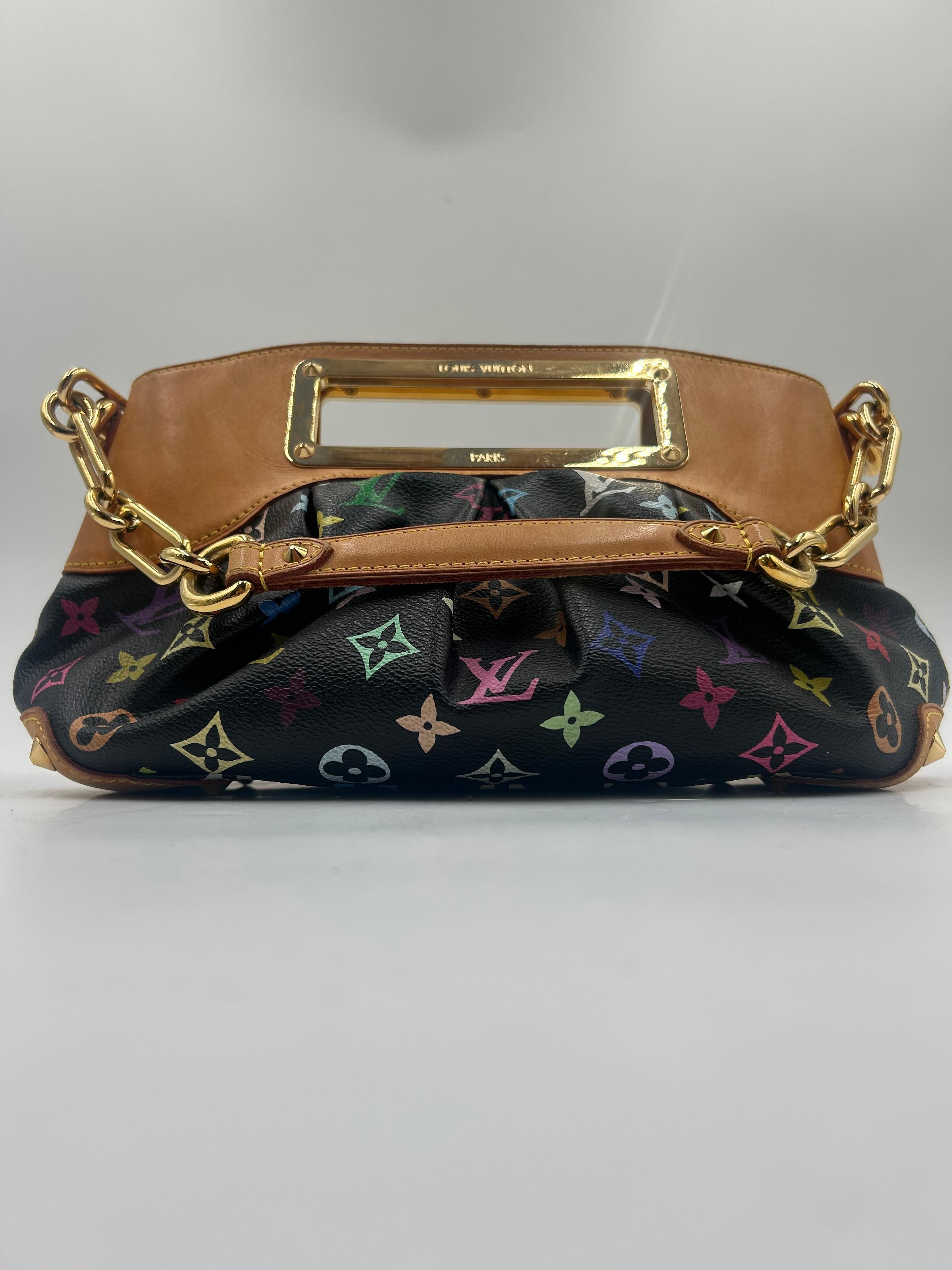 Le sac Judy Monogram de Louis Vuitton x Takashi Murakami Multicolore est une pièce phare de l'une des collaborations les plus emblématiques de Louis Vuitton, fusionnant savoir-faire de luxe et sensibilité pop-art. Conçu au début des années 2000 dans