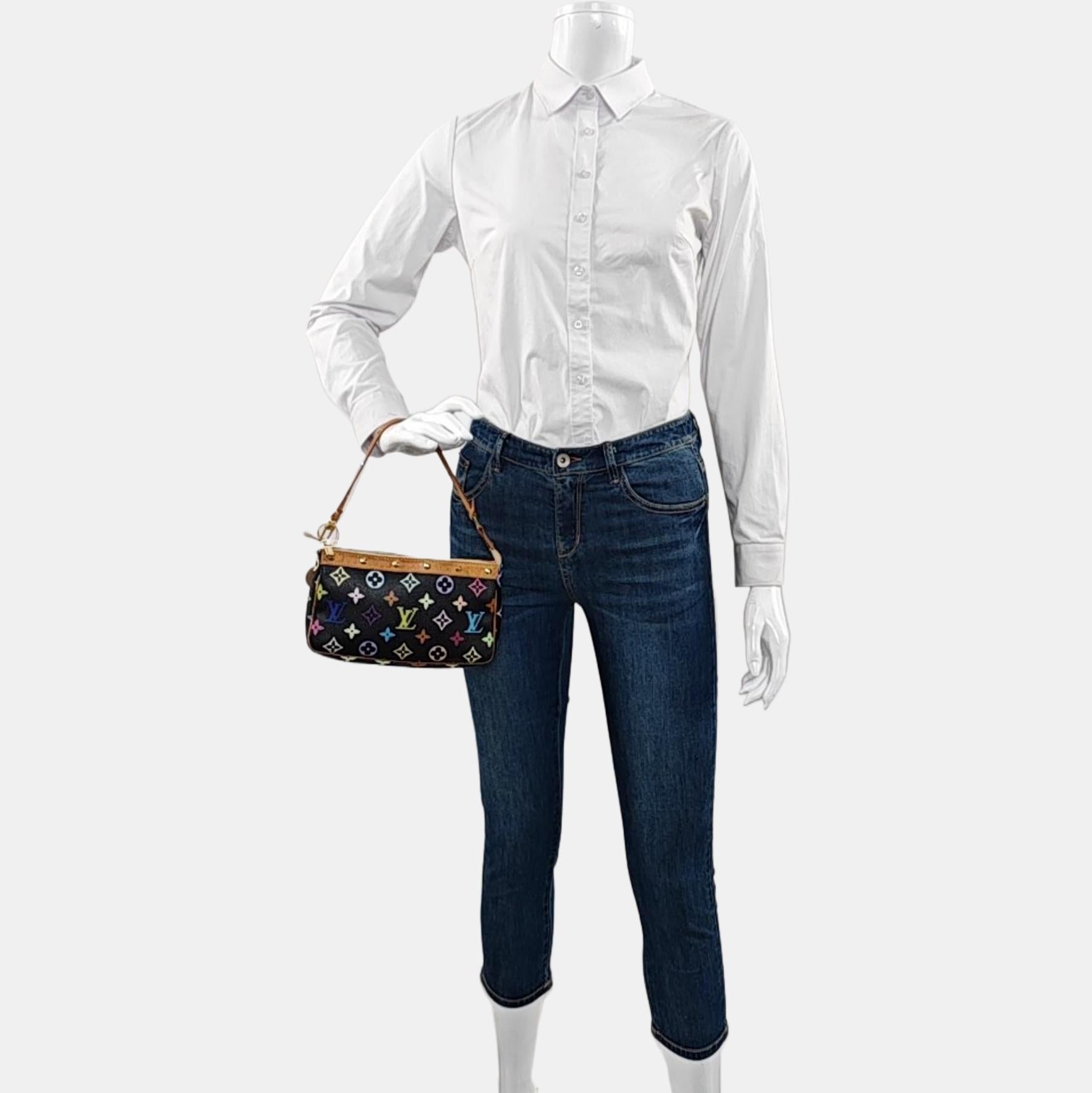 Louis Vuitton x Takashi Murakami Pochette Accessoire Black Multicolor
Il s'agit de photos professionnelles du sac offert par Luxbags.
Le sac Pochette Accessoire est l'un des designs les plus emblématiques de la maison de couture française Louis