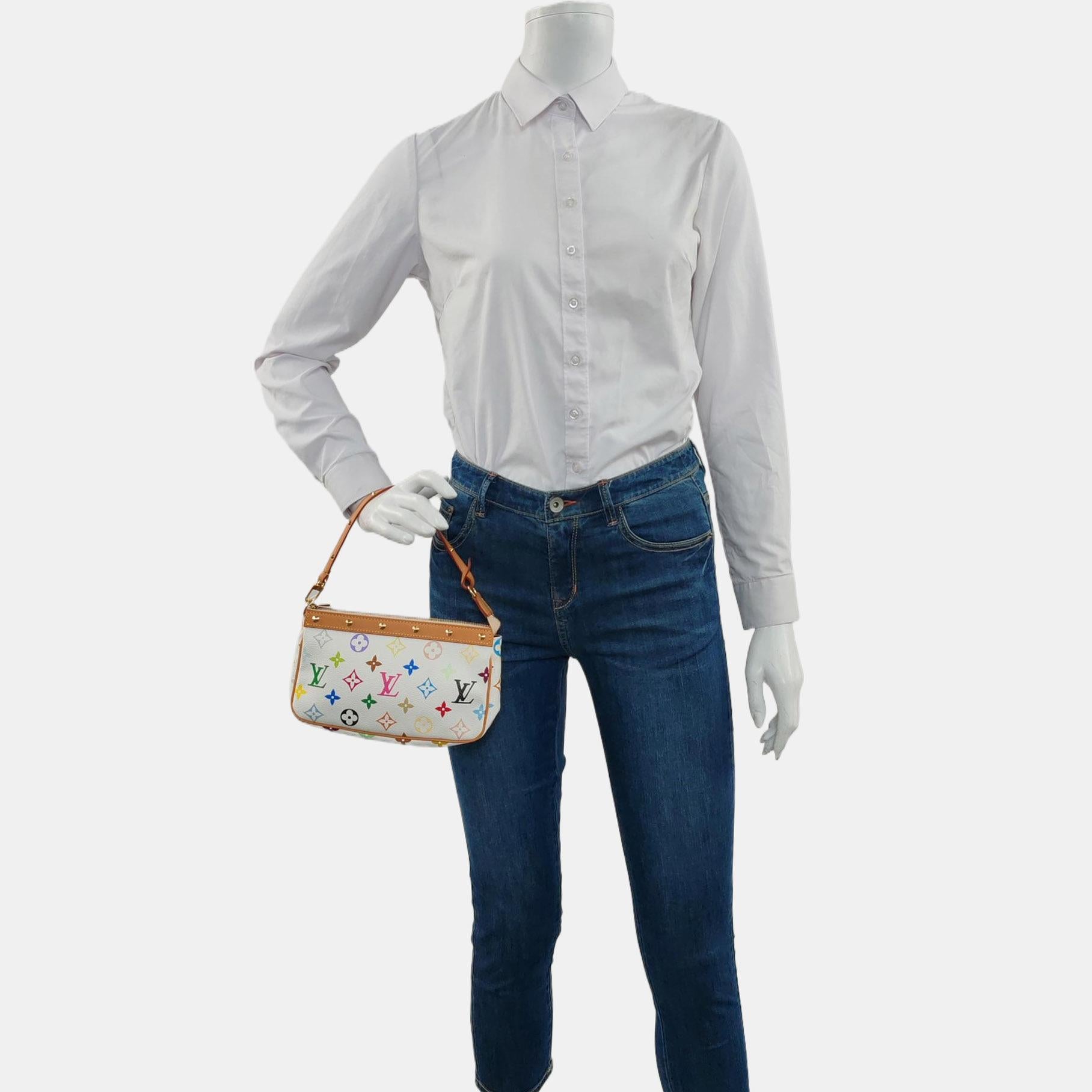 Louis Vuitton x Takashi Murakami Pochette Accessoire Bianco Multicolore
Queste sono foto professionali della borsa offerta da Luxbags.
La Pochette Accessoire Bag è uno dei modelli più iconici della casa di moda francese Louis Vuitton in