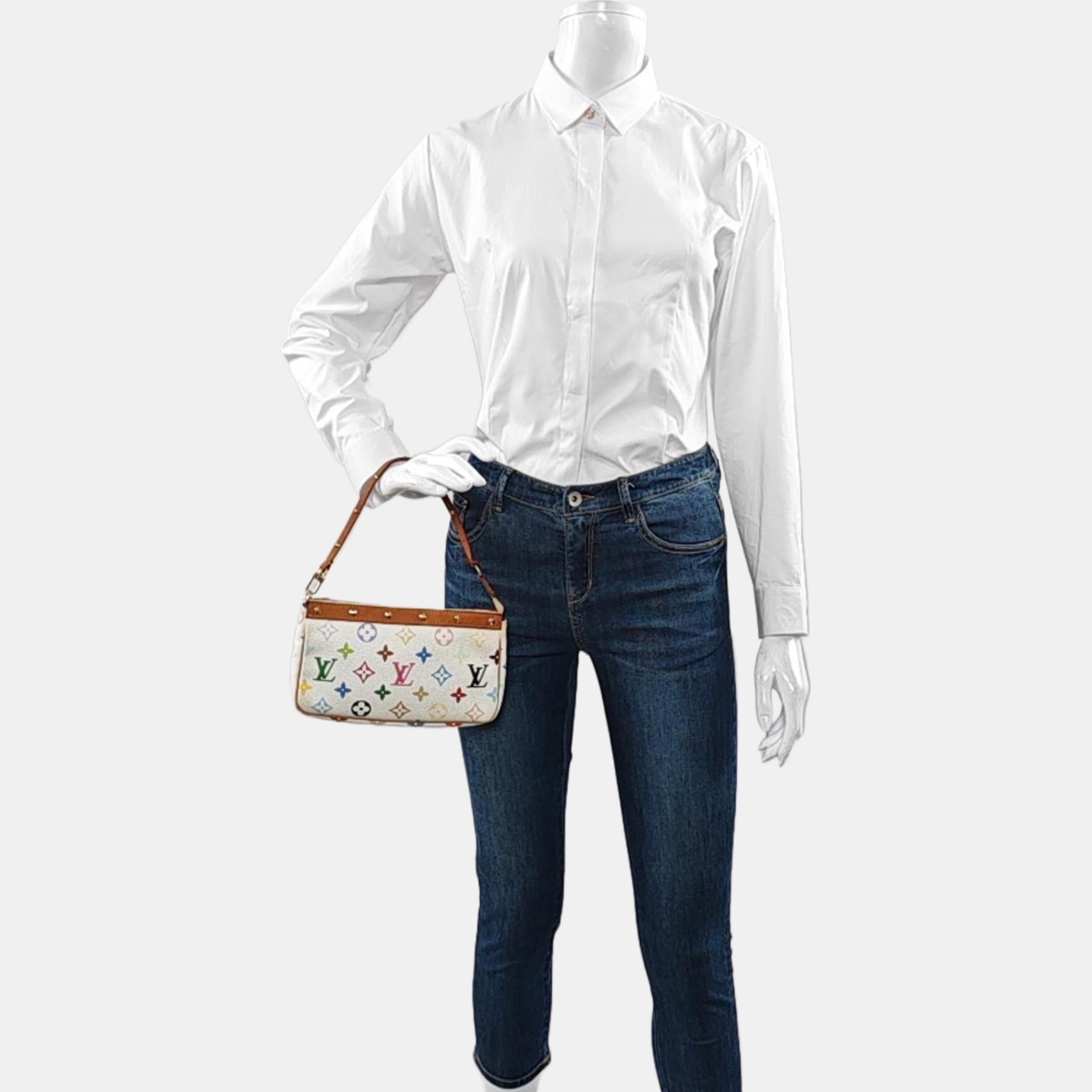 Louis Vuitton x Takashi Murakami Pochette Accessoire Bianco Multicolore
Queste sono foto professionali della borsa offerta da Luxbags.
La Pochette Accessoire Bag è uno dei modelli più iconici della casa di moda francese Louis Vuitton in