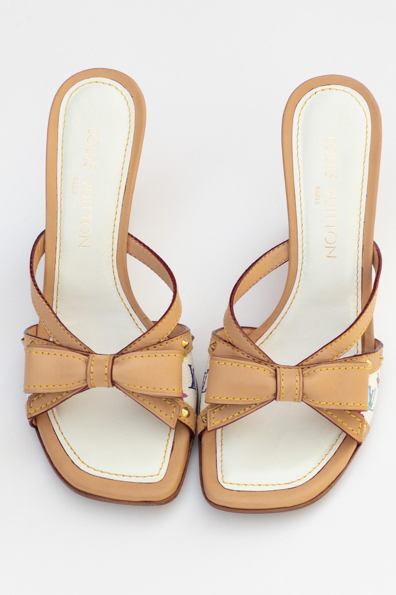 Diese begehrten Keilsandalen aus den Louis Vuitton-Archiven sind ein Zeugnis der verspielten, künstlerischen Zusammenarbeit von Takashi Murakami mit dem Haus. Die in Italien gefertigten Schuhe sind mit dem kultigen Monogram Multicolore Canvas