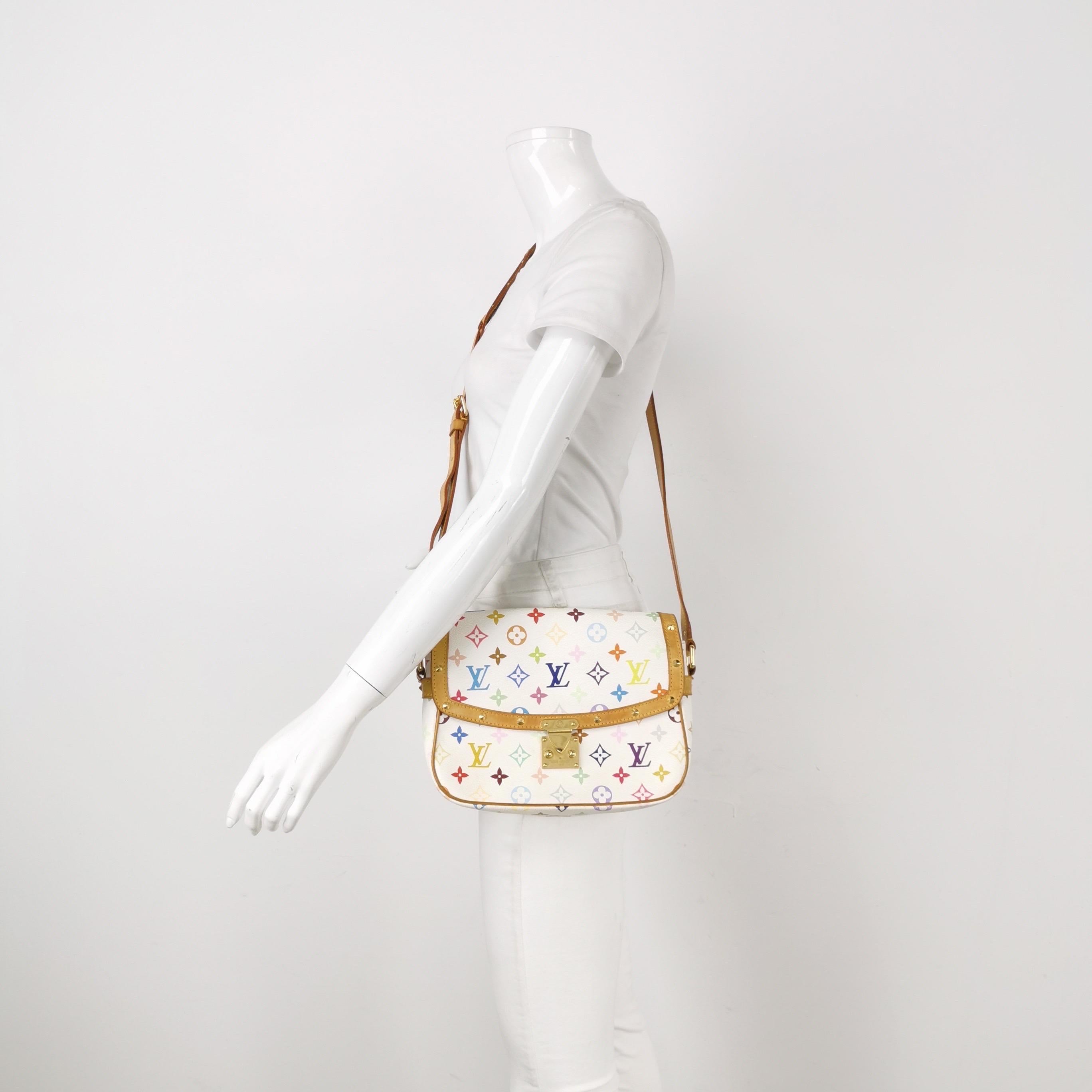 Diseñado por la casa de moda francesa Louis Vuitton en colaboración con Takashi Murakami.

Estado: BUENA

Este auténtico bolso Louis Vuitton de segunda mano está en buen estado, con signos moderados de uso. Marca de agua en el cuero, manchas ligeras