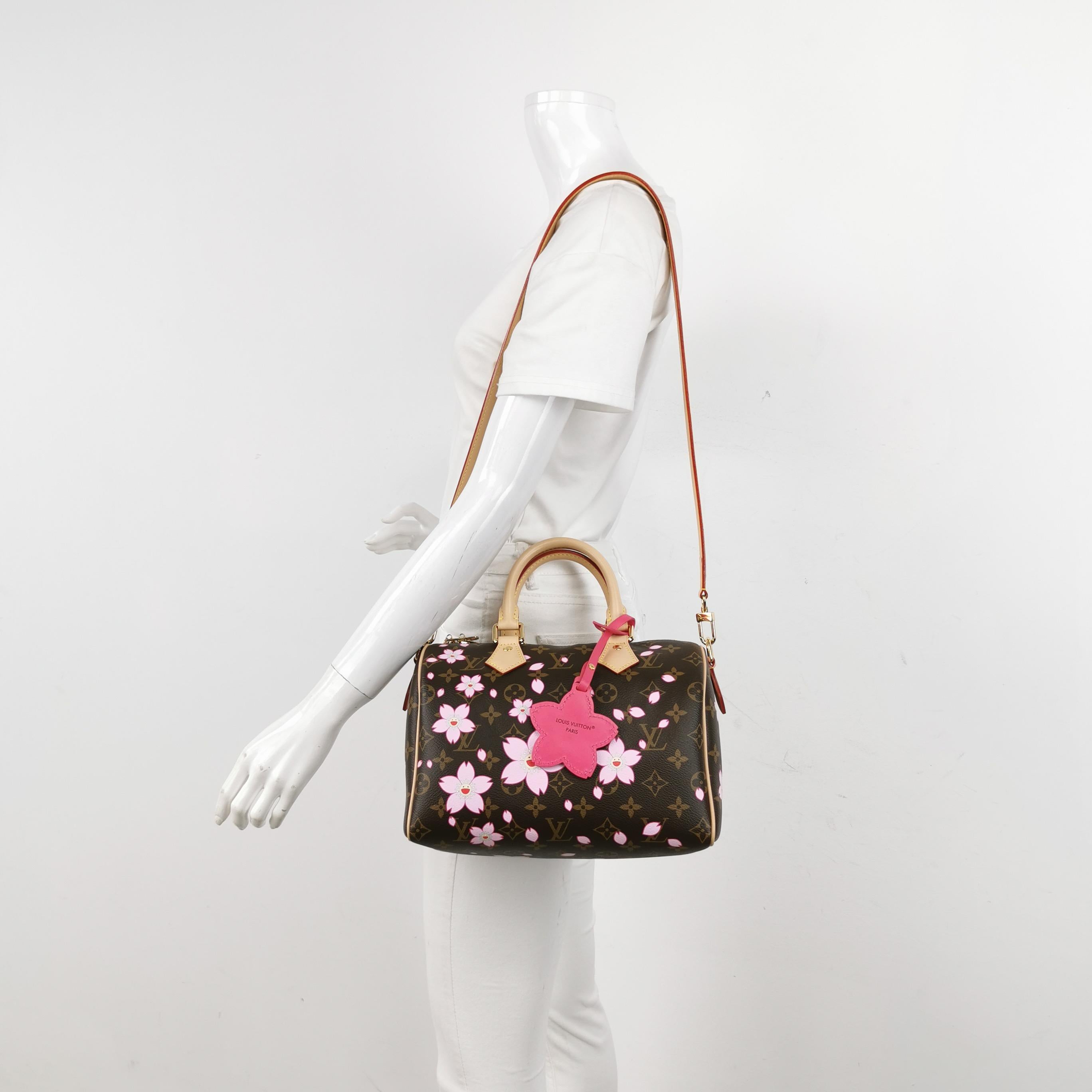 Louis Vuitton x Takashi Murakami Speedy 25 Cherry Blossoms on Monogram Crossbody Bag
Il s'agit de photos professionnelles du sac offert par Luxbags.
Design/One par la maison de couture française Louis Vuitton en collaboration avec Takashi