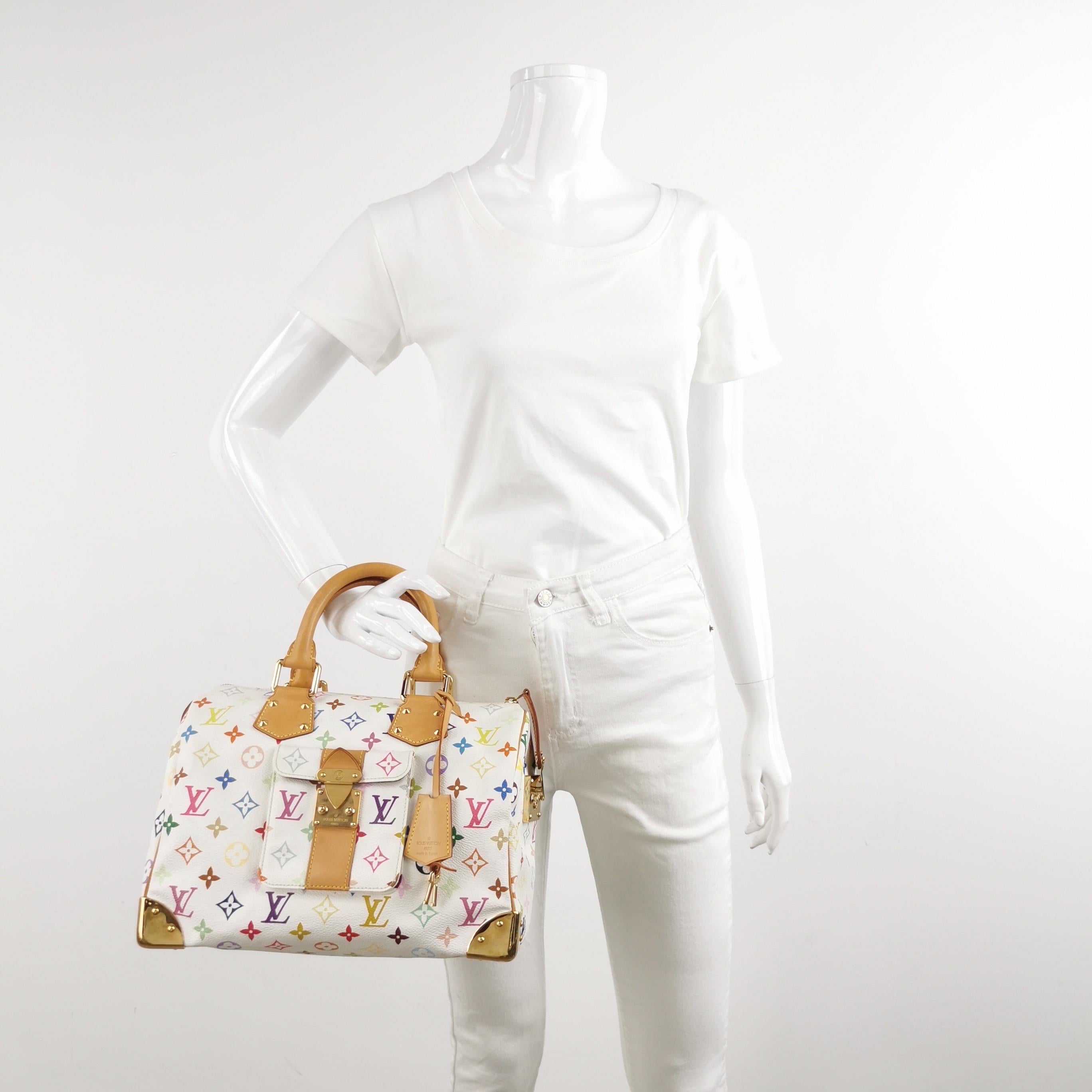 Diseñado por la casa de moda francesa Louis Vuitton en colaboración con Takashi Murakami.

Estado: EXCELENTE

Este auténtico bolso Louis Vuitton usado está en excelentes condiciones, con ligeras señales de uso. Marca de agua en el cuero, manchas