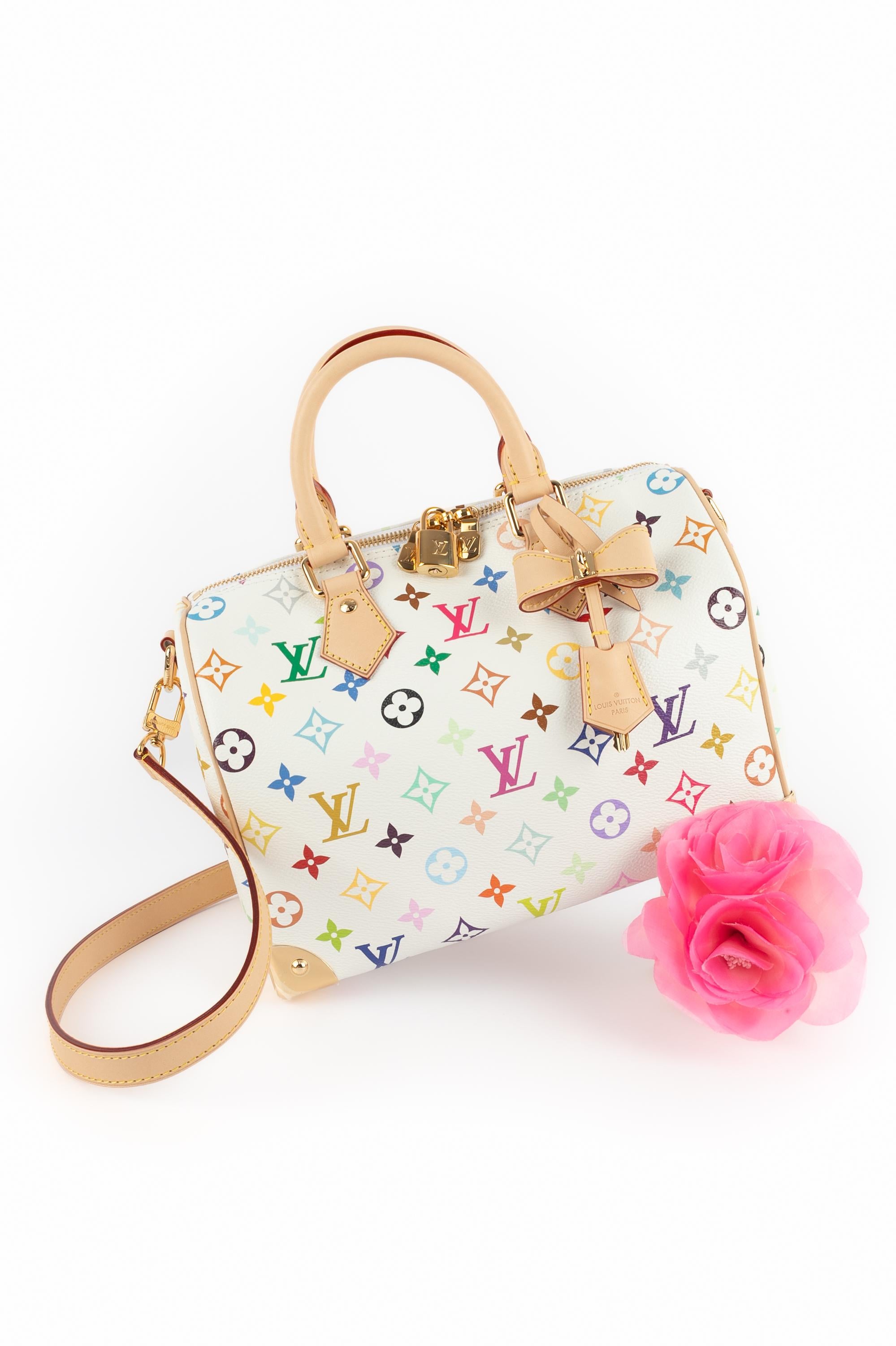 LOUIS VUITTON - (Fabriqué en France) Sac en toile monogramme coloré 25 Speedy avec une lanière. Deux poignées en Toron. Bandoulière amovible en cuir de veau naturel, clé cloche LV x TM en forme de nœud. Cadenas et coins en métal doré en hommage aux