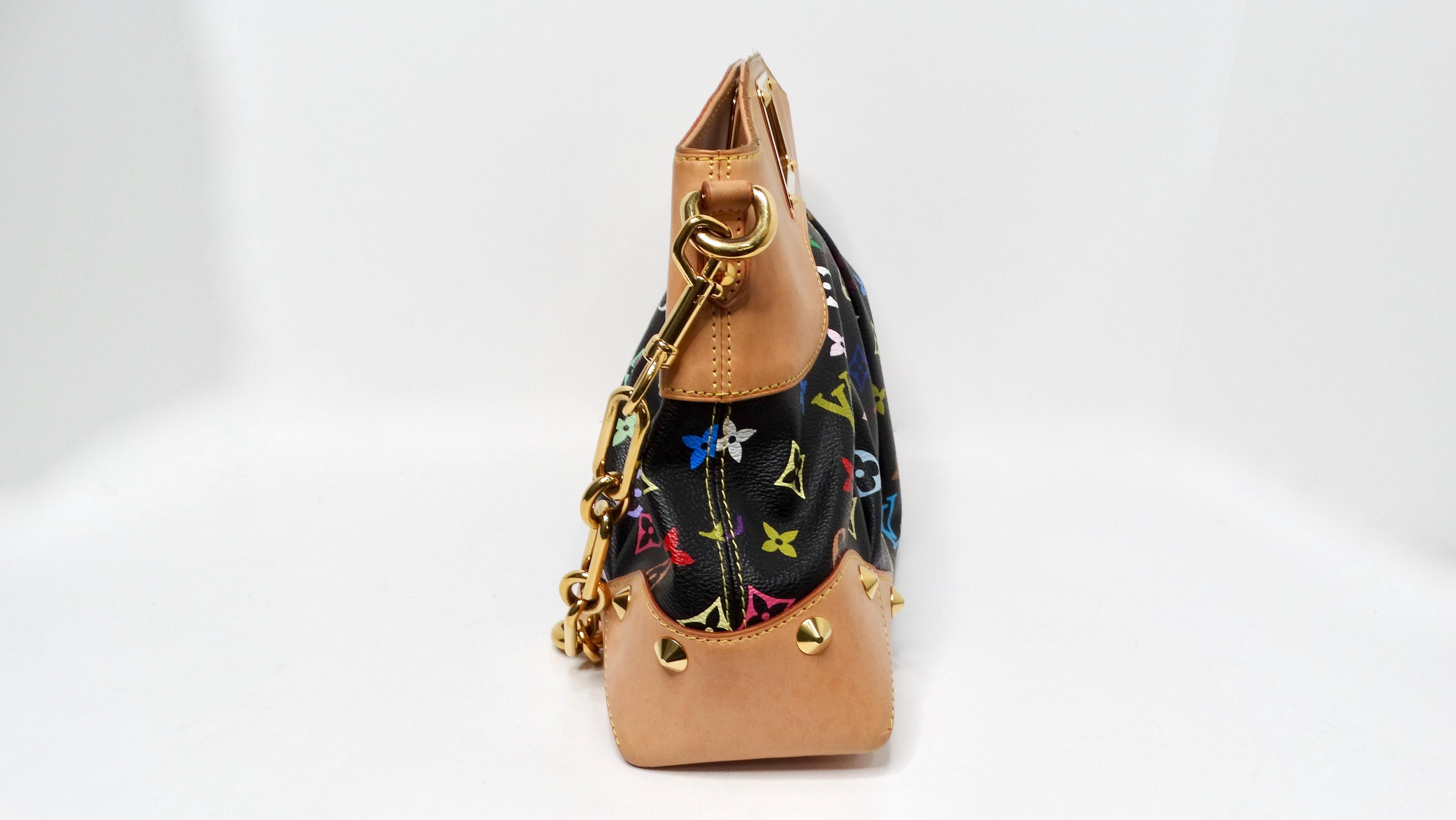 El Bolso de hombro Louis Vuitton x Takashi Murakami Y2K Negro Monograma Judy Clutch es una sorprendente fusión de lujo y arte contemporáneo, que encarna el espíritu lúdico de la estética Y2K. Con el icónico monograma LV estampado en vibrantes