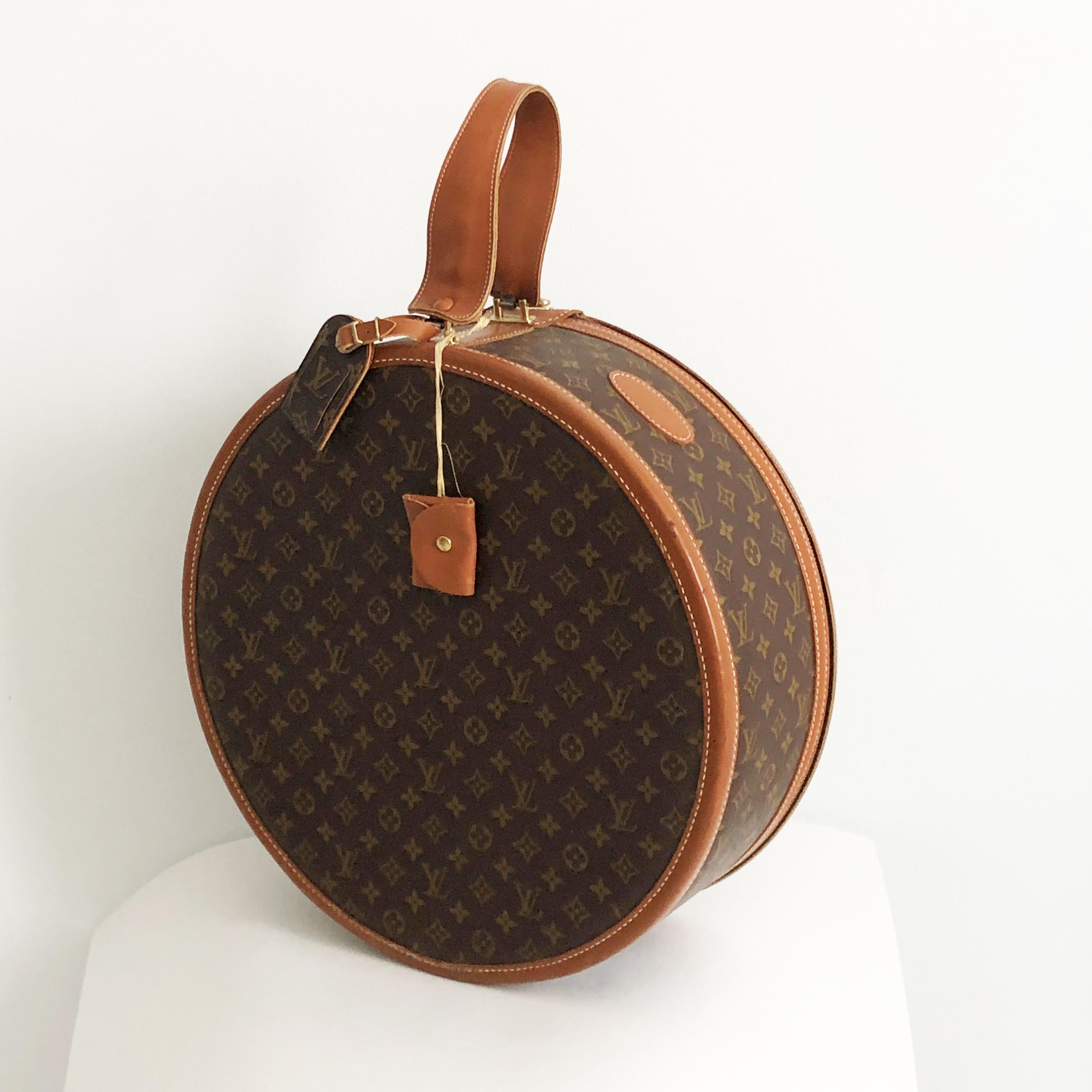 Authentic, preowned Louis Vuitton x The French Luggage Company Boite Chapeaux Round Hat Box 45cm, with keys, keeper & luggage tag. Made from LV's signature monogram canvas, fastens with zipper & tucky lock; lined with brown fabric with one