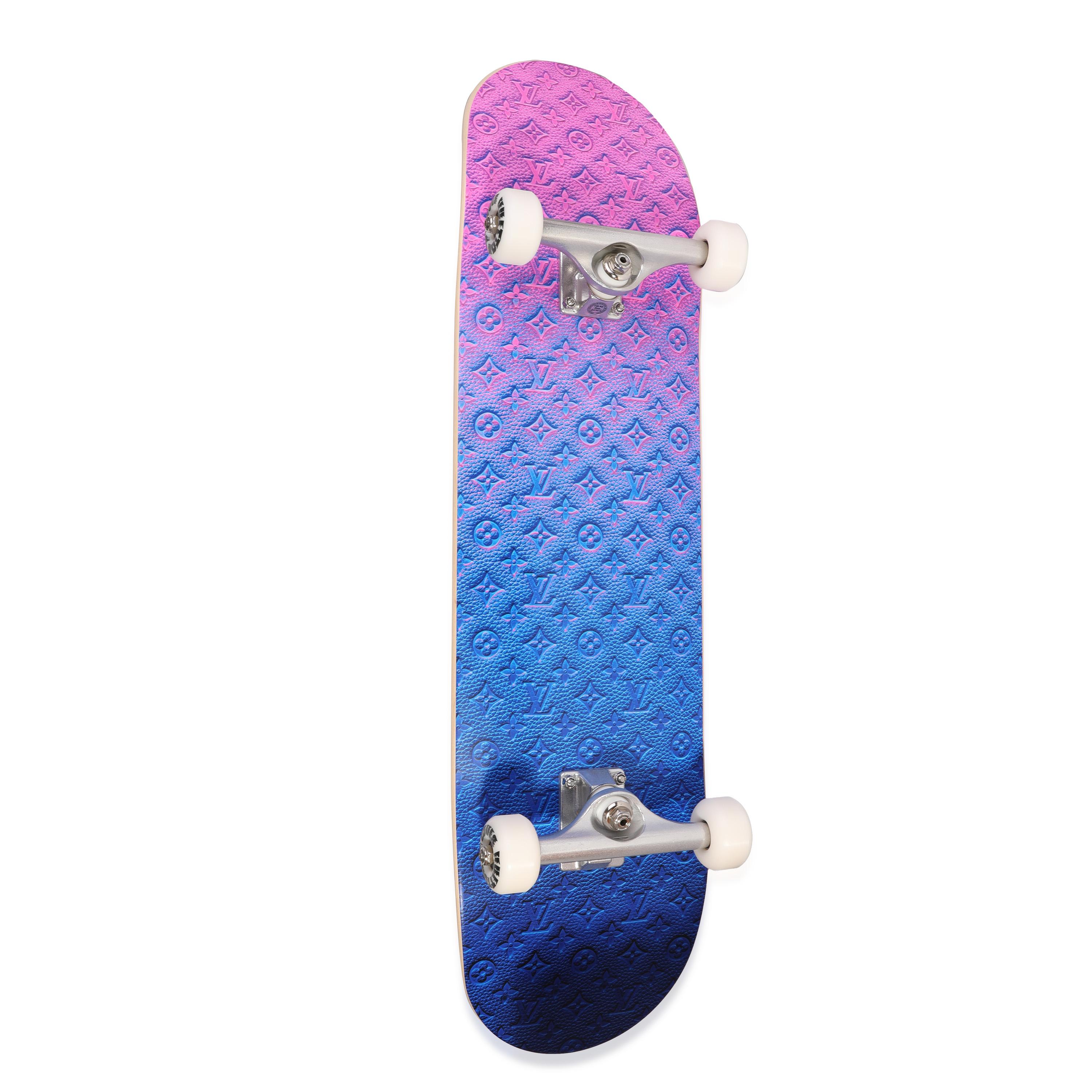 Titre du listing : Louis Vuitton x Virgil Abloh Multicolor Illusion Skateboard
SKU : 121233
Condit : Pristine
Commentaires sur l'état : Très bon état. Aucun signe visible d'usure.
Modèle : Skateboard Illusion
Accessoires : Boîte ; livret