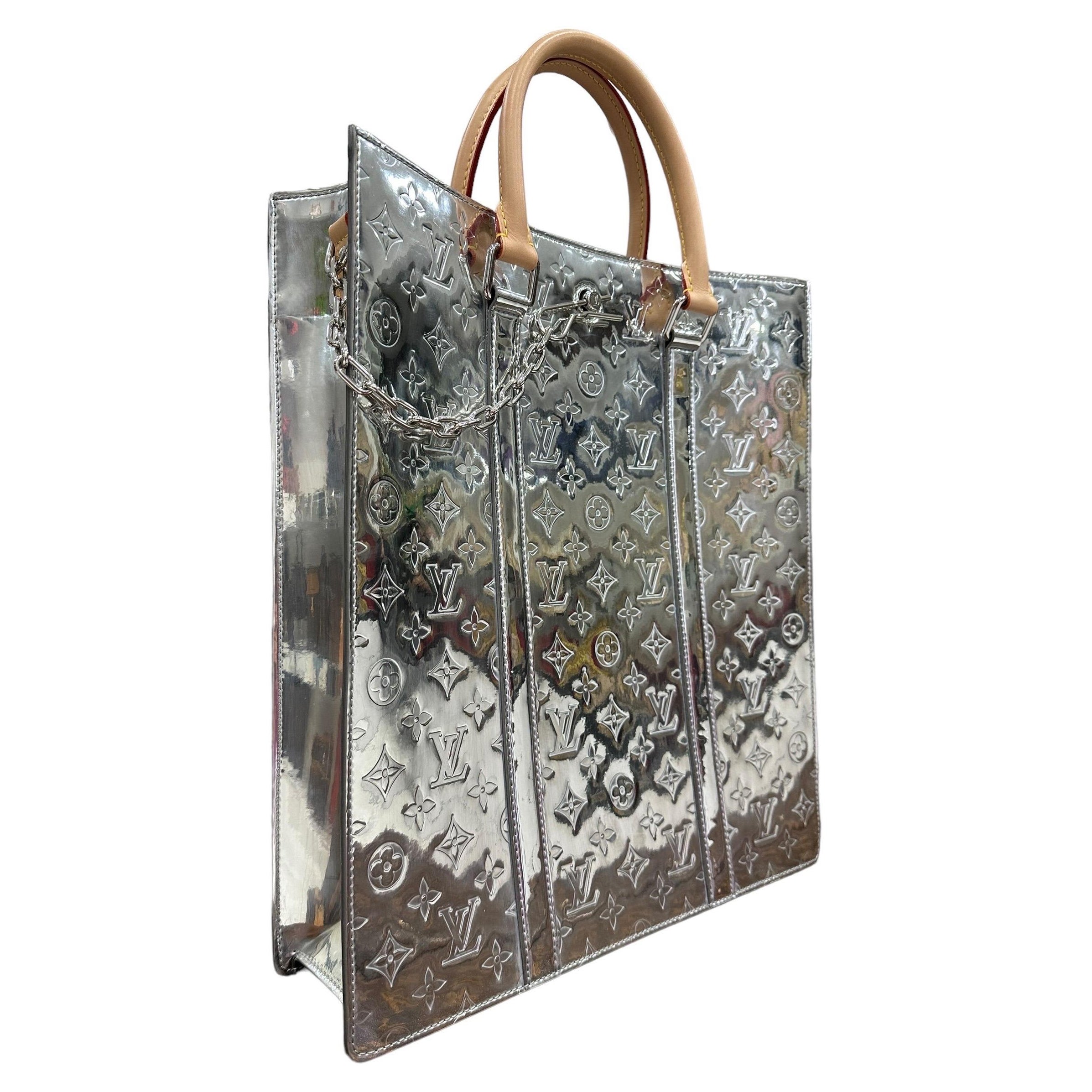Borsa firmata Louis Vuitton, modello Sac Plat, misura Gm, in edizione limitata in collaborazione con Virgil Abloh, collezione autunno/inverno 2021. Dotata di una chiusura centrale con gancio ad incastro, internamente rivestita in tela grigia, molto