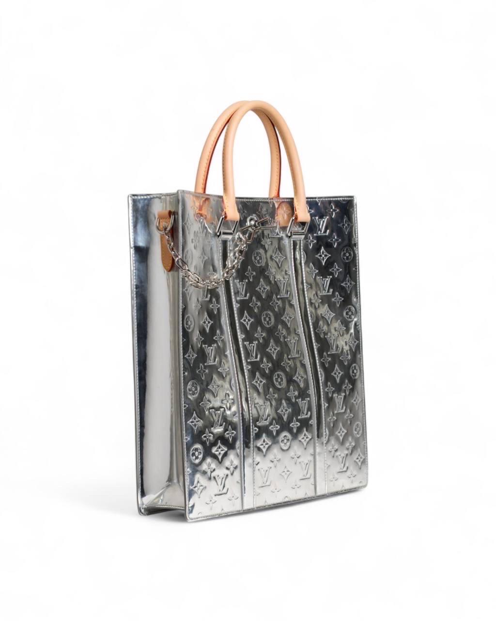 Borsa firmata Louis Vuitton, modello Sac Plat, misura GM, un pezzo esclusivo in Edizione Limitata realizzato in collaborazione con Virgil Abloh per la collezione autunno/inverno 2021. Cette porte est caractérisée par une articulation centrale avec