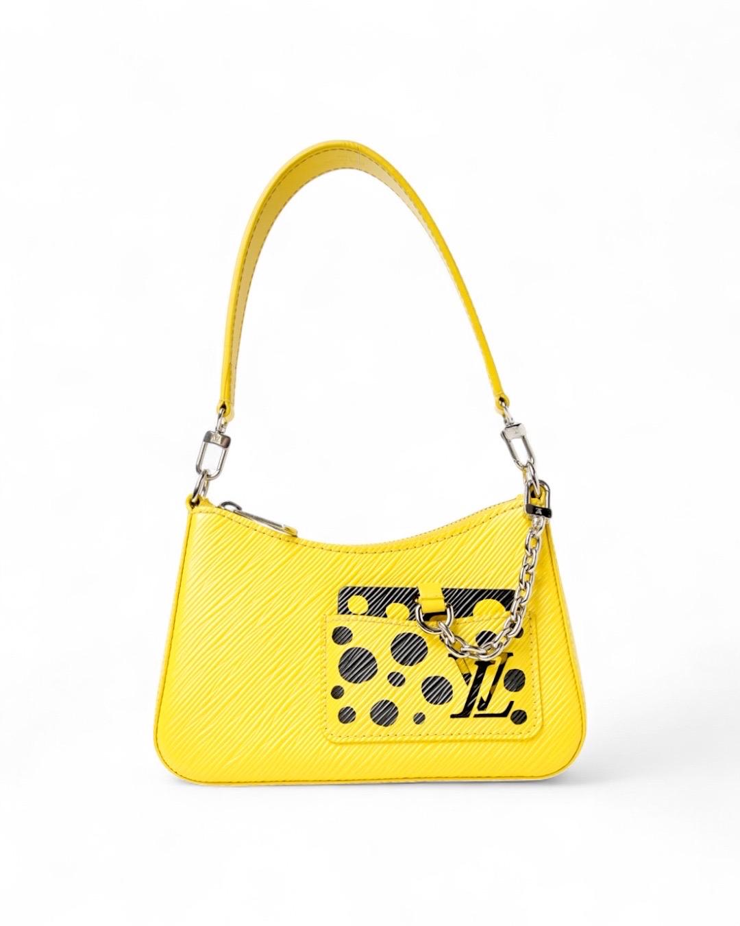 Borsa firmata Louis Vuitton in collaborazione per Yayoi Kusama, modello Marellini nella misura BB, realizzata in pelle epi gialla arricchita da pois neri con hardware argento. Dotata di una chiusura superiore a zip, internamente rivestita in tessuto