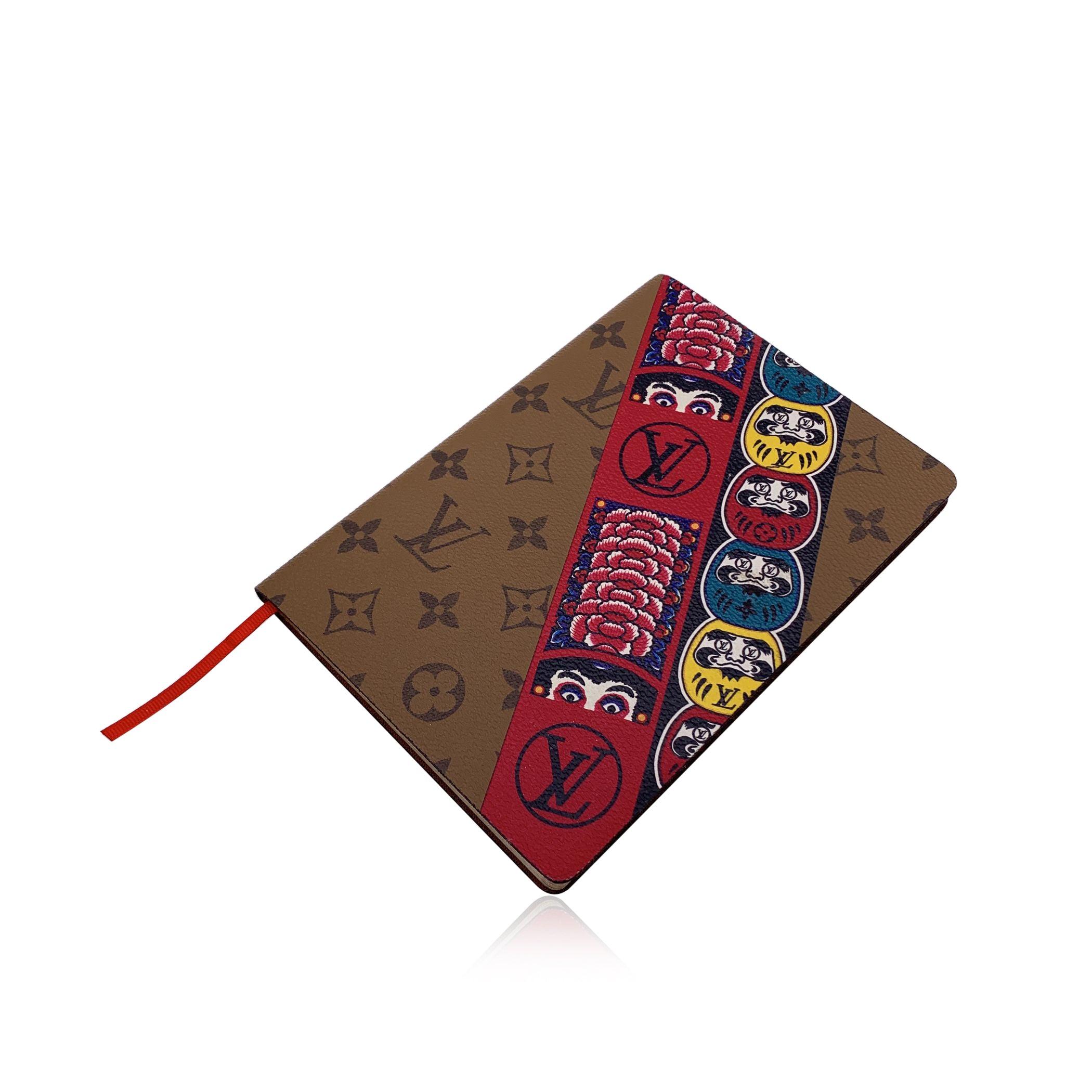Limitierte Auflage Louis Vuitton x Kansai Yamamoto Monogram Clemence Notebook aus der Collection'S 2017/2018. Die Vorder- und Rückseite sind von den traditionellen Kostümen und Masken des Kabuki-Theaters inspiriert. Seitenhalter mit roter Schleife.