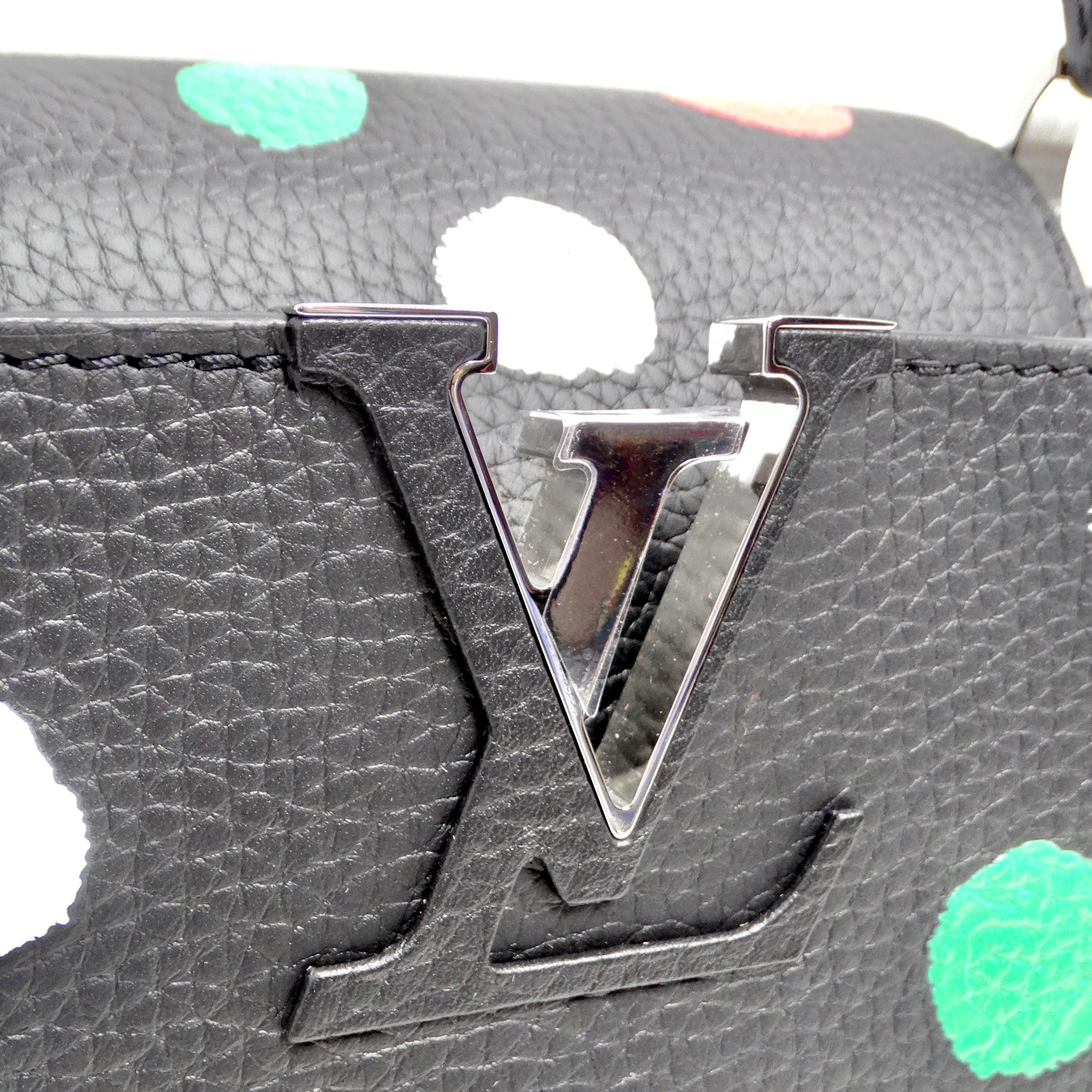 Louis Vuitton X Yayoi Kusama Infinity Dots Capucines MM Bag est une œuvre d'art sous la forme d'un sac à main. Cette édition limitée est le fruit d'une étonnante Collaboration entre Louis Vuitton et l'artiste emblématique Yayoi Kusama. Il ne s'agit