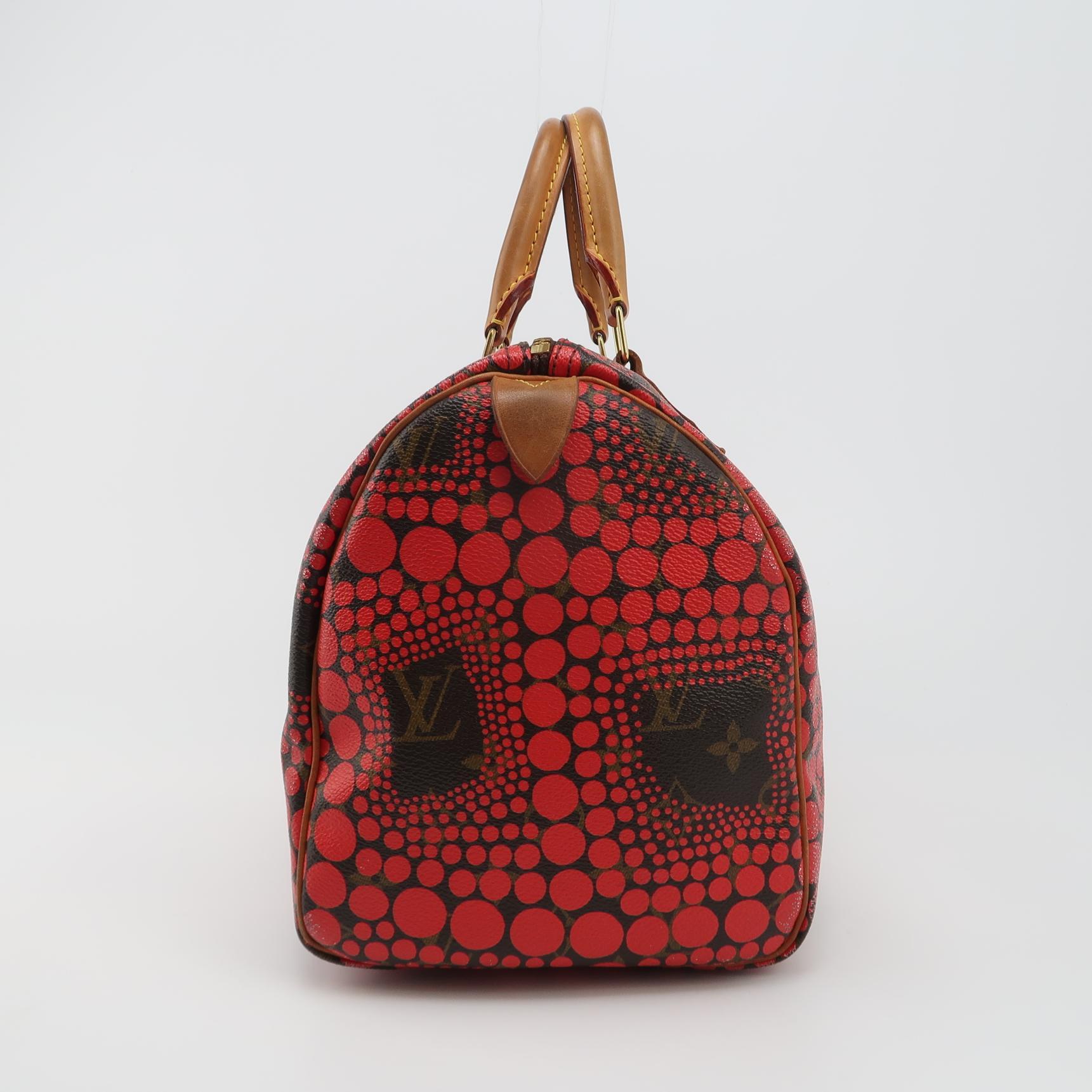 Louis Vuitton x Yayoi Kusama Edizione Limitata Borsa Speedy 30 Rossa con Manico Superiore
Queste sono foto professionali della borsa offerta da Luxbags.
Questa è una collezione in edizione limitata di Yayoi Kusama.
CONDIZIONI: BUONE
Borsa in buone