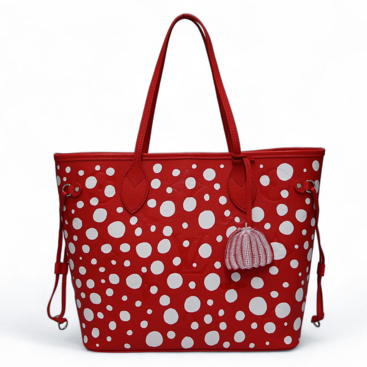 Never worn ! Limited edition Neverfull LOUIS VUITTON x Yayoi Kusama
Condition: never worn
Made in Spain
Model: Neverfull
Material: coated canvas, natural leather
Lining: suede
Color: red, white
Hardware: gold-plated metal
Dimensions: 31 x 28 x 14