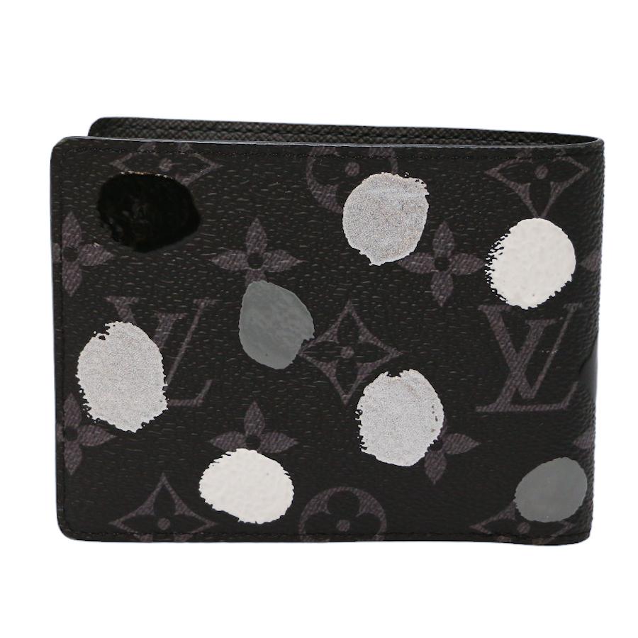 Beautiful wallet by Louis Vuitton in collaboration with the Japanese artist Yayoi Kusama
Condition : excellent
Made in France
Model : multiple wallet
Genre : unisex
Material : leather
Color : black, white, grey, silver
Dimensions : 11,5 x 9 x 1,5