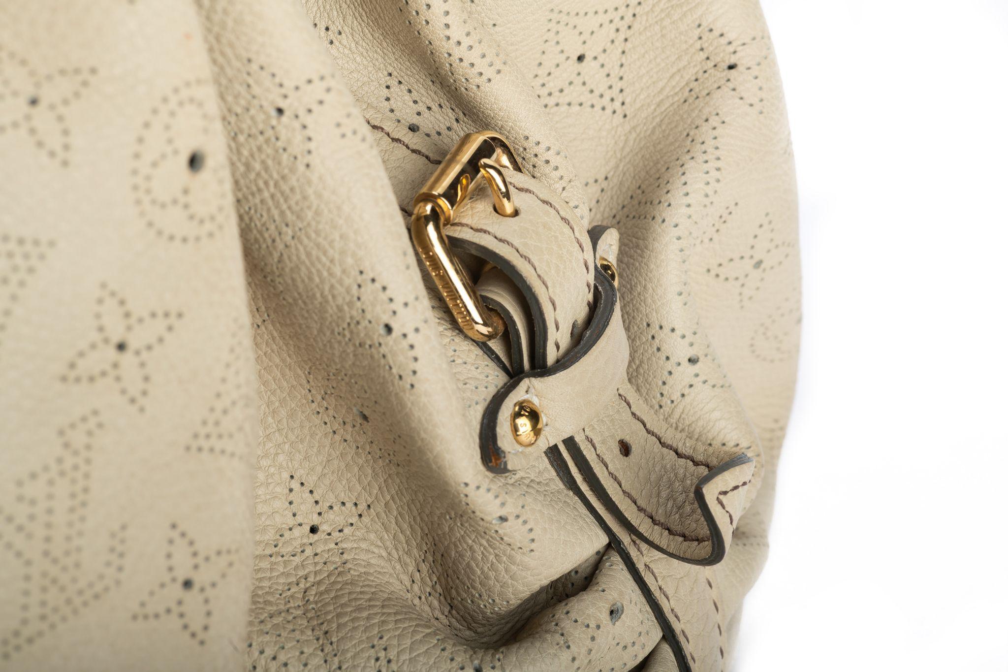 Louis Vuitton Xlg Cream Mahina Shoulder Bag For Sale 5