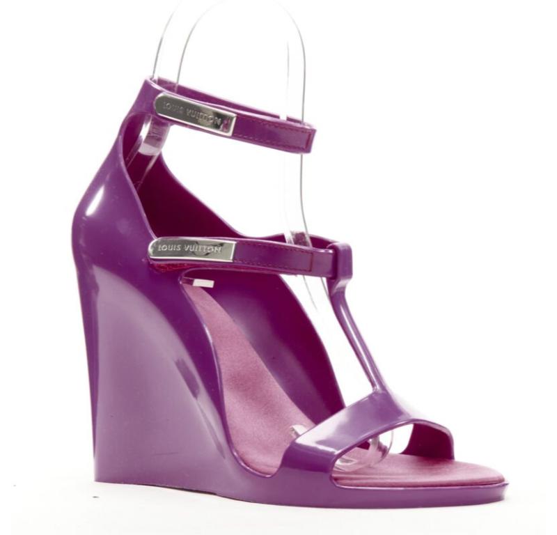 LOUIS VUITTON Y2K purple rubber T-strap logo magic tape wedge sandal EU36
Reference: ANWU/A00963
Brand: Louis Vuitton
Designer: Marc Jacobs
Material: Rubber
Color: Purple
Pattern: Solid
Closure: Magic Tape
Lining:  Satin
Extra Details: Purple rubber