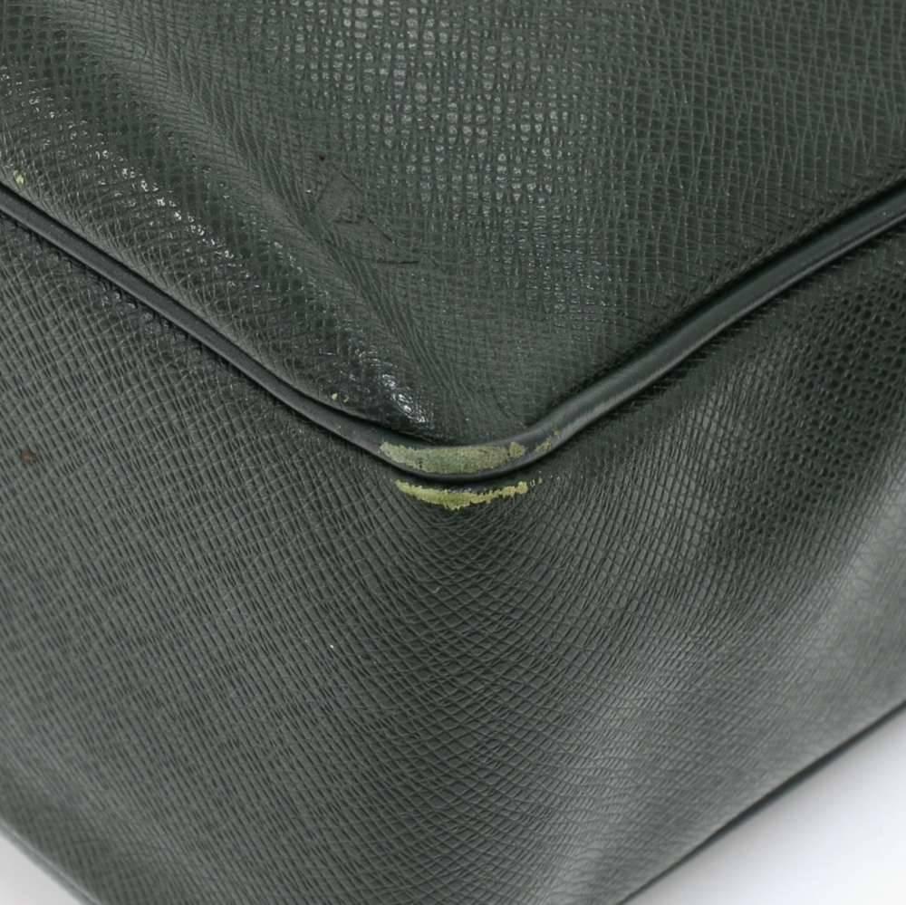 Louis Vuitton Yaranga Green Taiga Leather Messenger Bag  For Sale 2