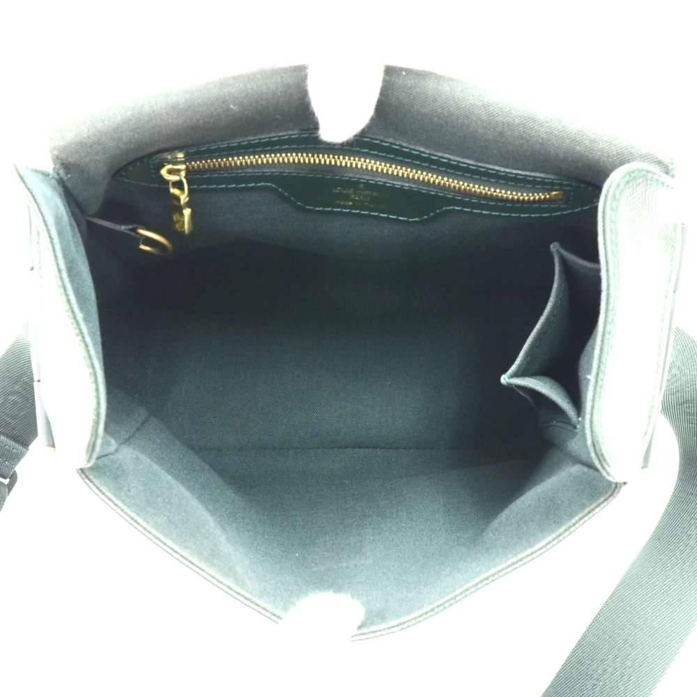 Louis Vuitton Yaranga Green Taiga Leather Messenger Bag  For Sale 4