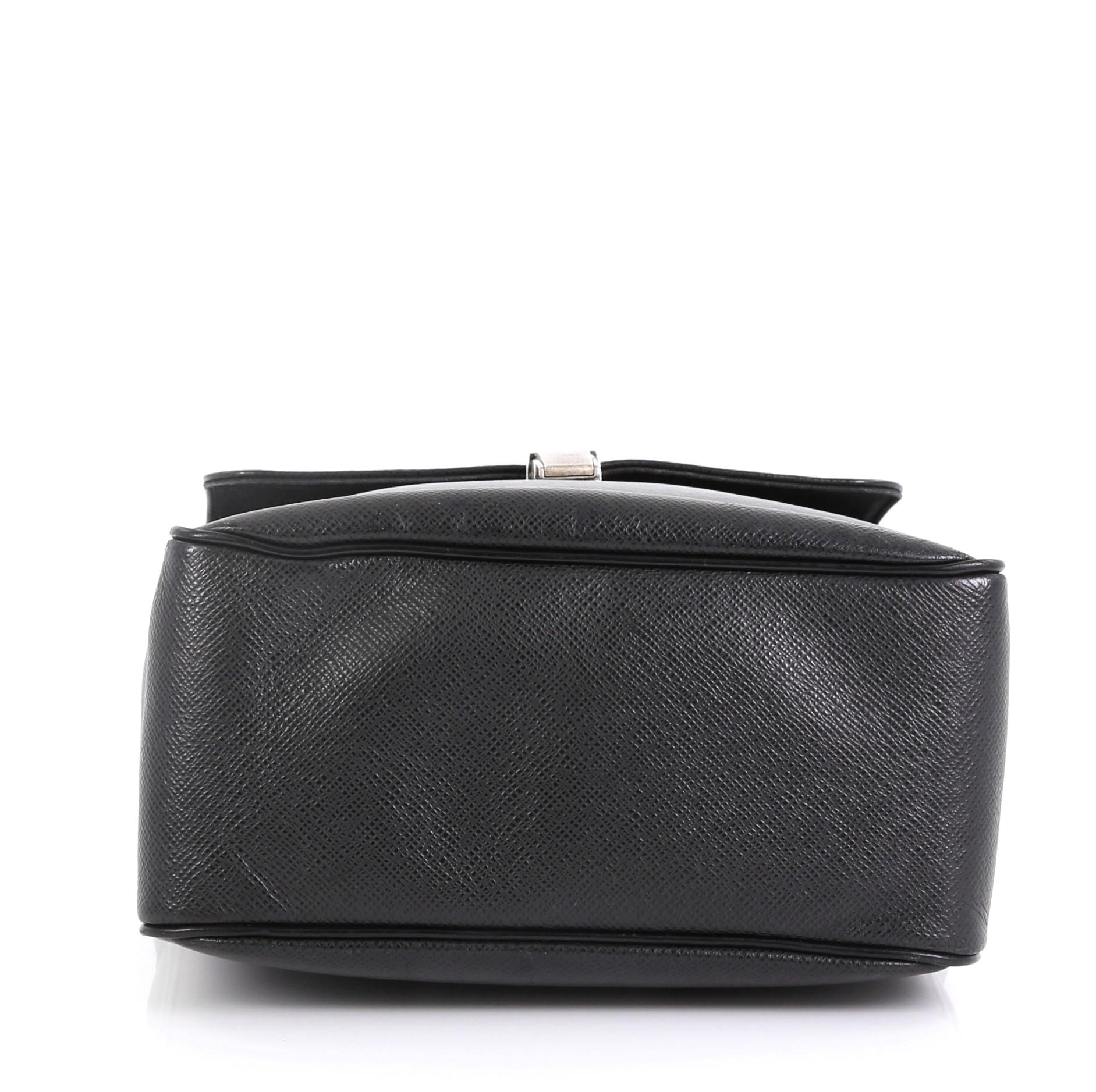 Louis Vuitton Yaranga Messenger Bag Taiga Leather Medium In Good Condition In NY, NY