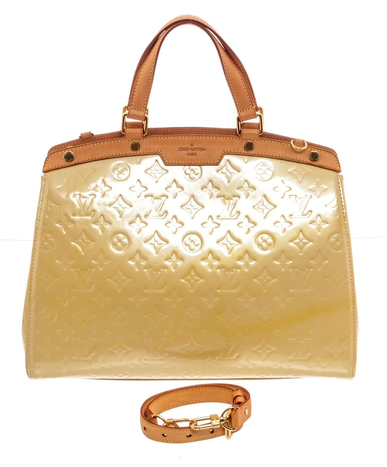 Louis Vuitton Gelbe Brea GM Umhängetasche aus Vernis-Leder, goldfarbene Beschläge, hellbraunes Vachetta-Leder, drei Innenfächer, doppelter Henkel, Schulterriemen und Reißverschluss.
33777MSC