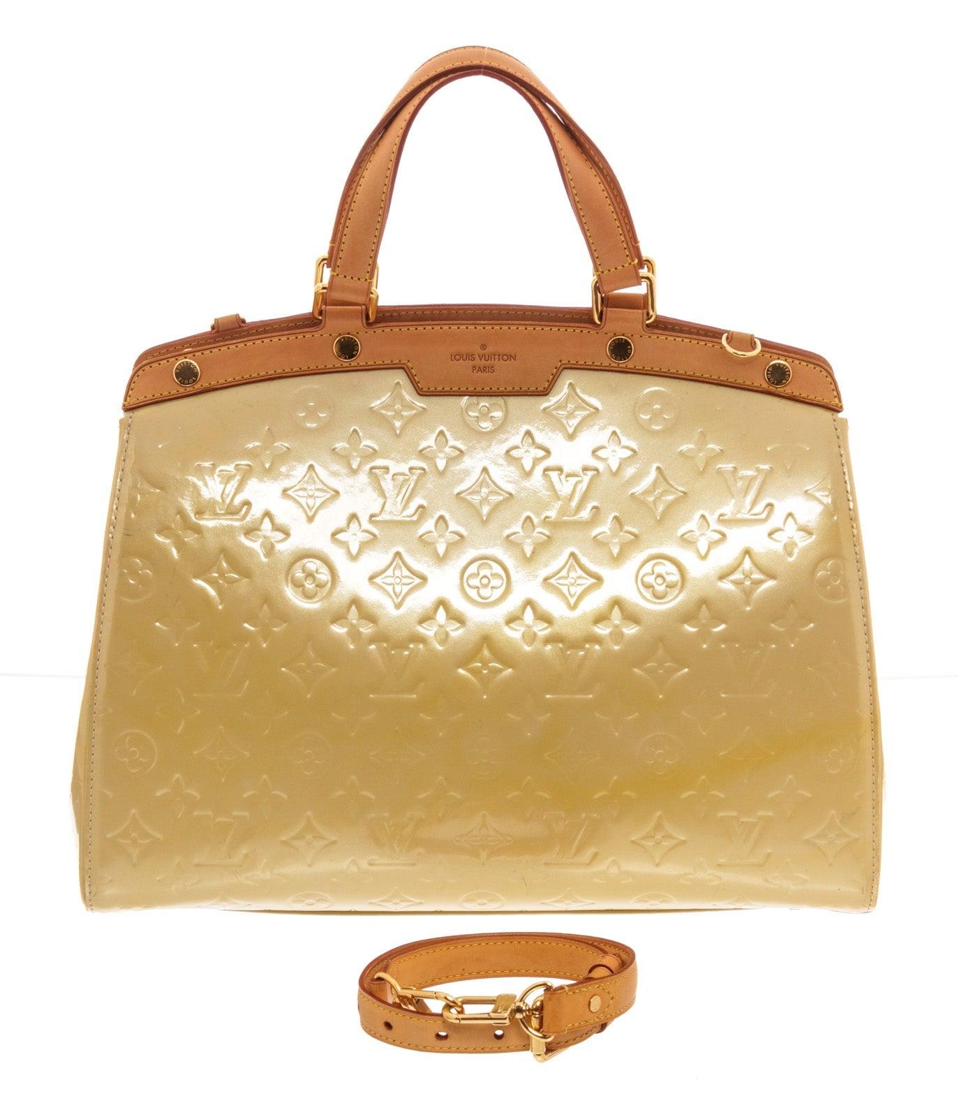 Louis Vuitton Gelbe Brea GM Umhängetasche mit vernisfarbenem Leder, Gold (Beige) im Angebot