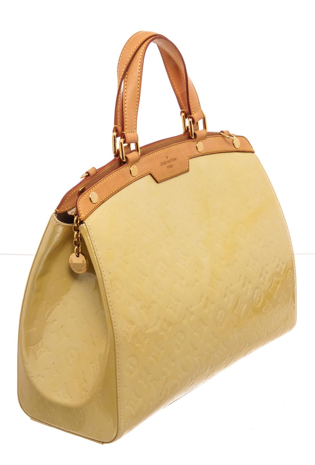 Louis Vuitton Gelbe Brea GM Umhängetasche mit vernisfarbenem Leder, Gold im Zustand „Gut“ im Angebot in Irvine, CA