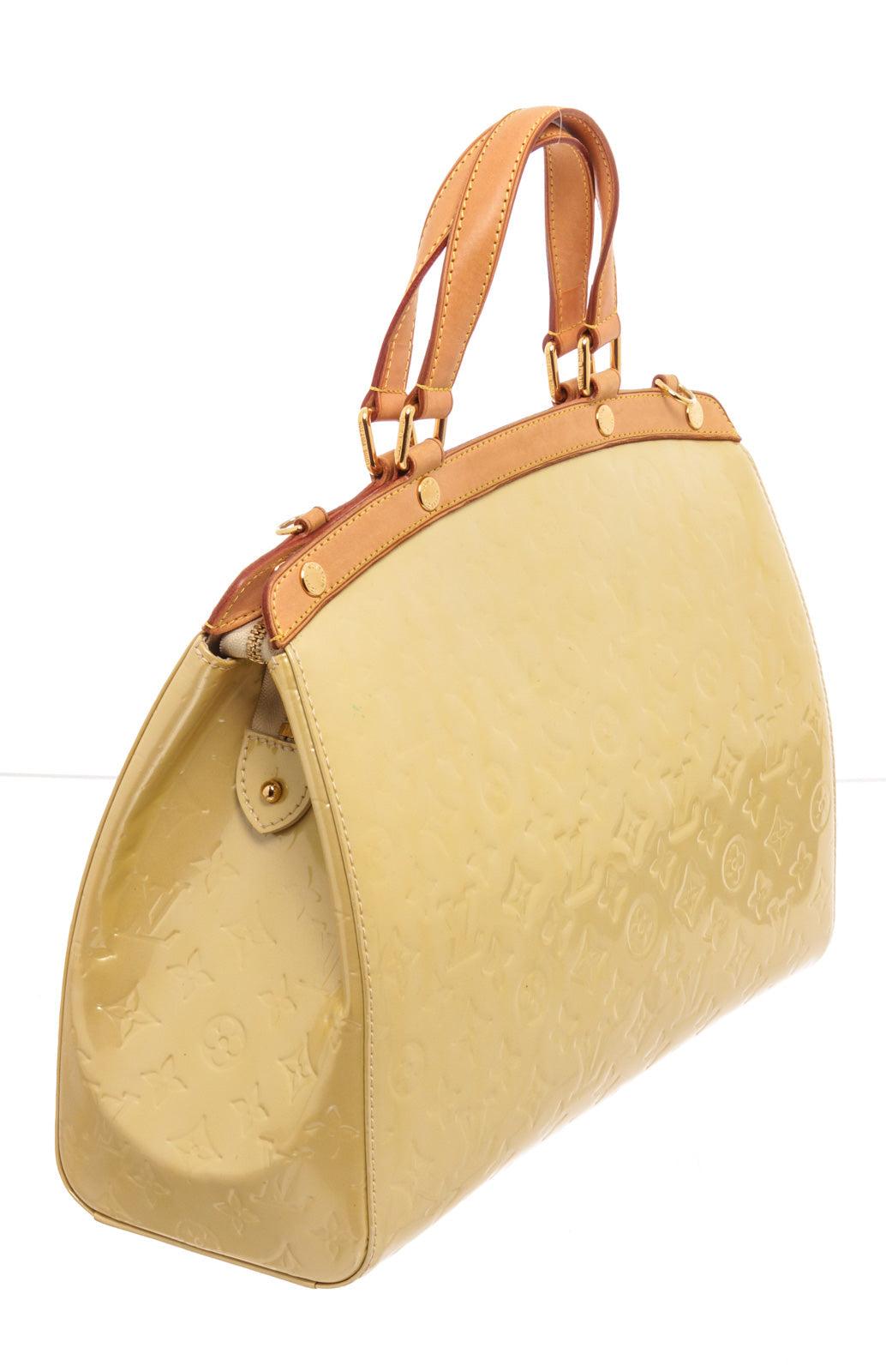 Louis Vuitton Gelbe Brea GM Umhängetasche mit vernisfarbenem Leder, Gold Damen im Angebot