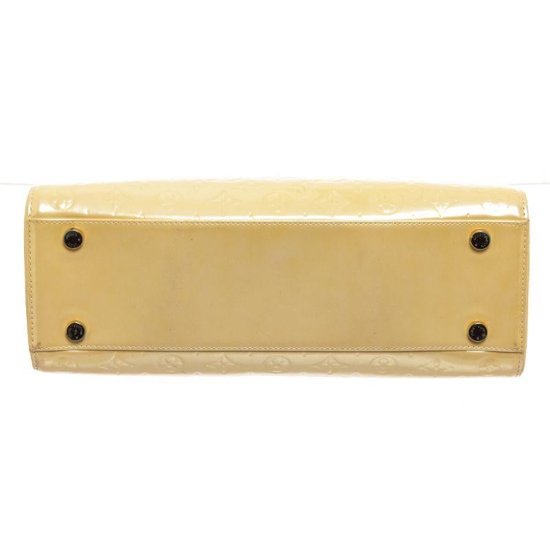 Louis Vuitton Gelbe Brea GM Umhängetasche mit vernisfarbenem Leder, Gold im Angebot 1