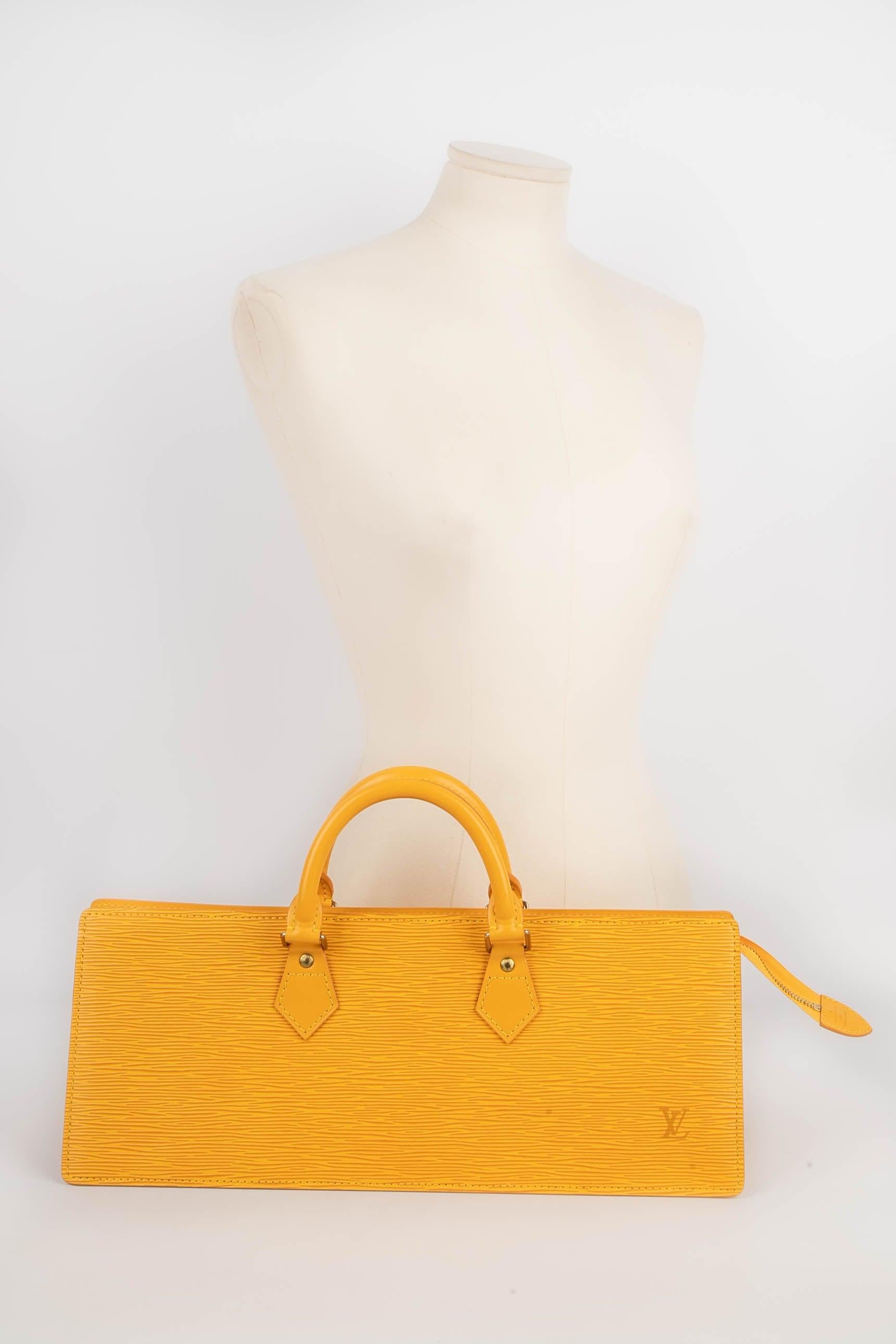 Louis Vuitton  - (Made in France) Yellow cob leather Baguette bag with a purple interior and golden metal elements. 1997 Collection.

Additional information:
Condition: Good condition
Dimensions: Length: 39 cm - Height: 15 cm - Depth: 14 cm - Handle
