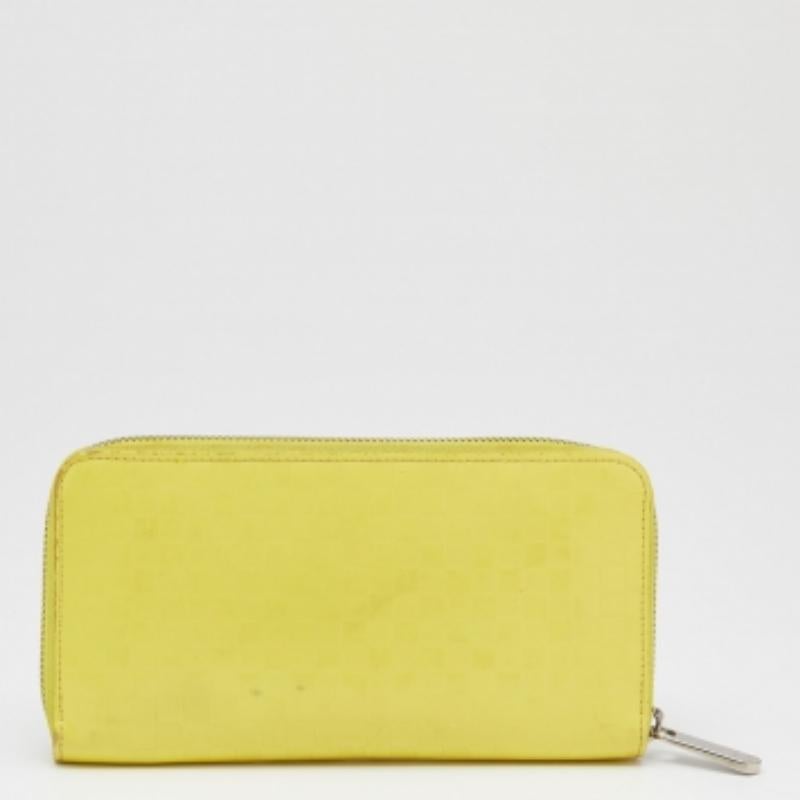 Fabricada en piel, esta cartera Zippy de Louis Vuitton es atemporal y funcional. El interior forrado de piel está equipado con diferentes compartimentos y se cierra con una cremallera.