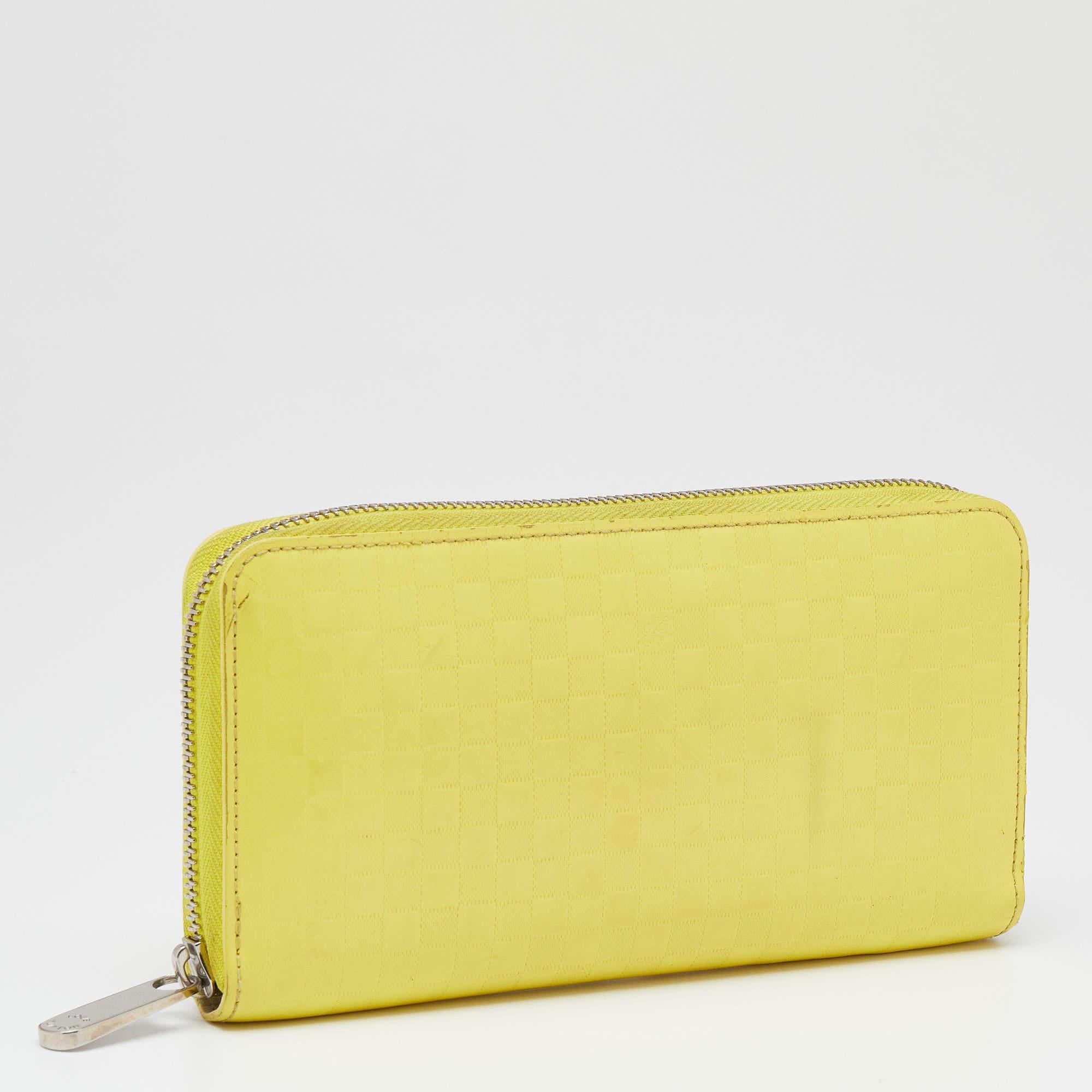 Louis Vuitton Yellow Damier Facette Zippy Wallet In Fair Condition In Dubai, Al Qouz 2