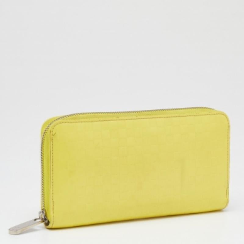 Cartera Zippy Damier Facette Amarilla Louis Vuitton Amarillo en venta